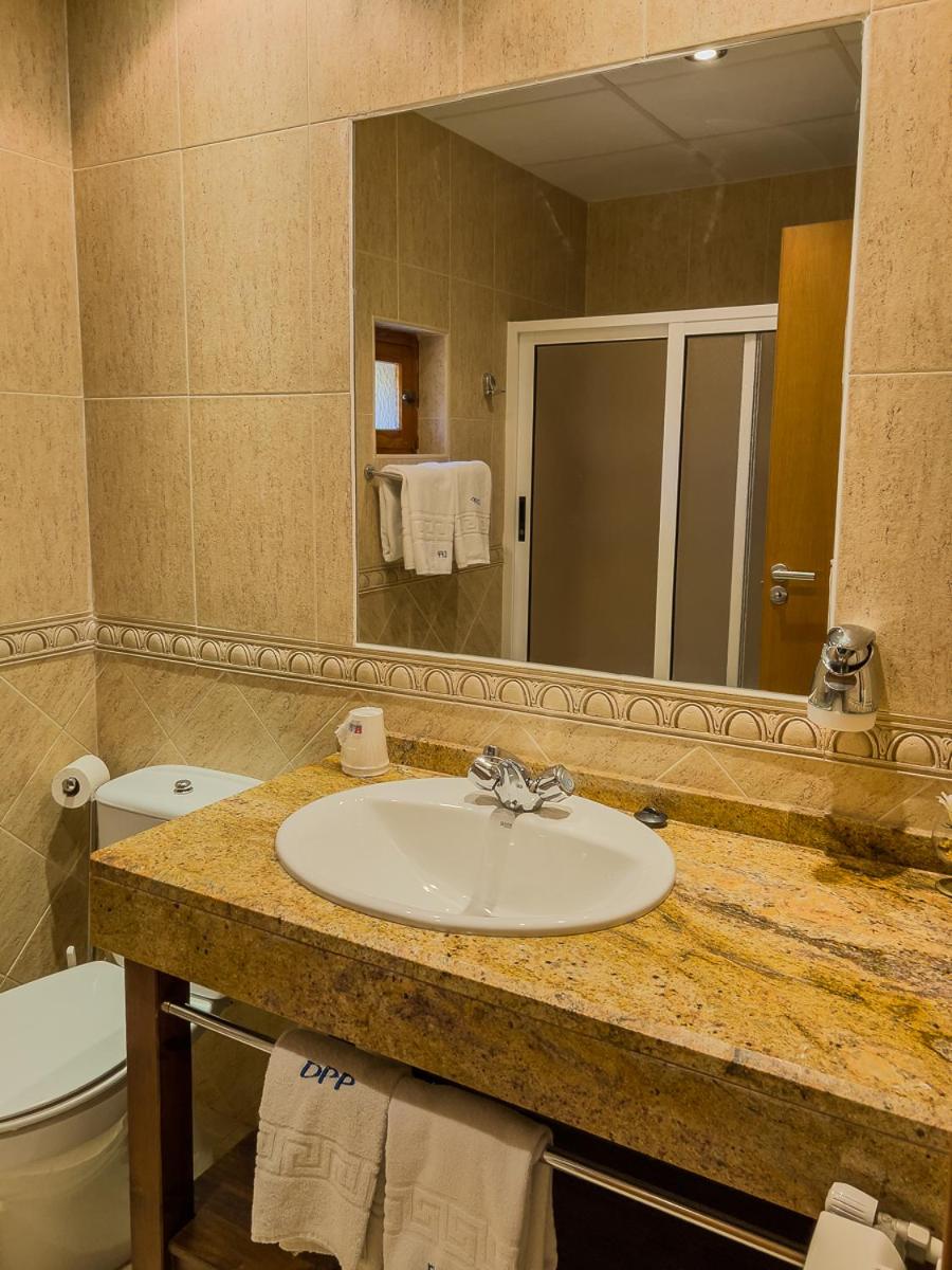 Twin Room with Lake View - Photo 2