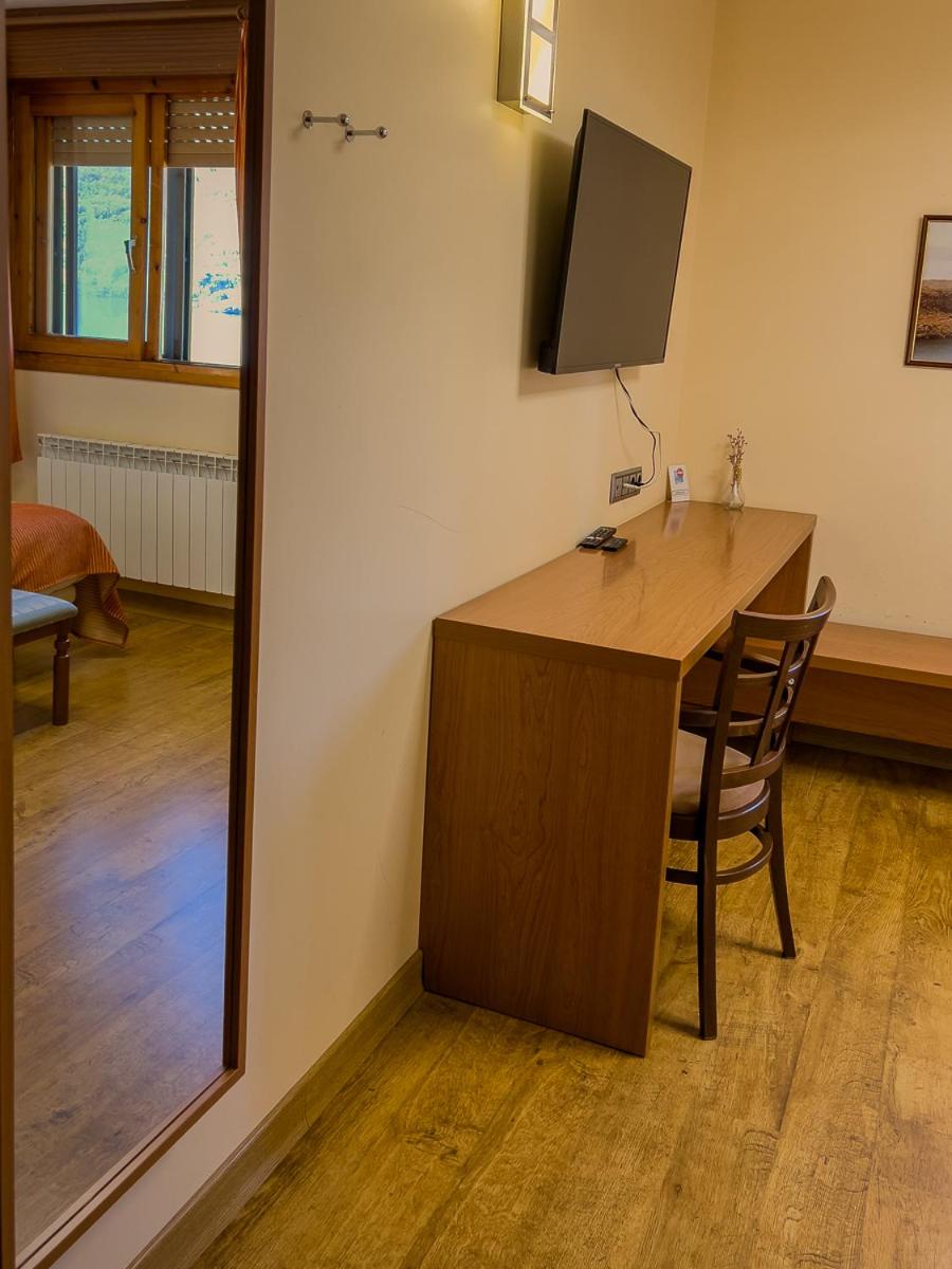 Twin Room with Lake View - Photo 6