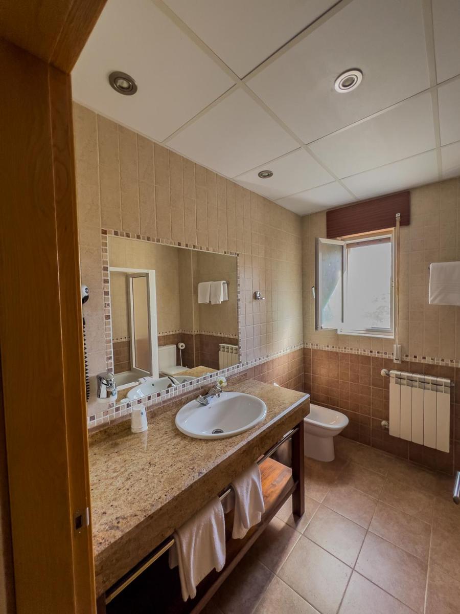 Twin Room with Lake View - Photo 8
