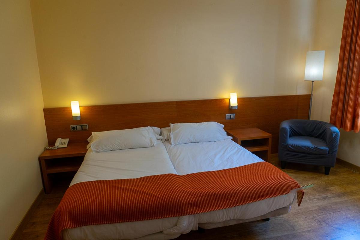 Budget Twin Room - Photo 4