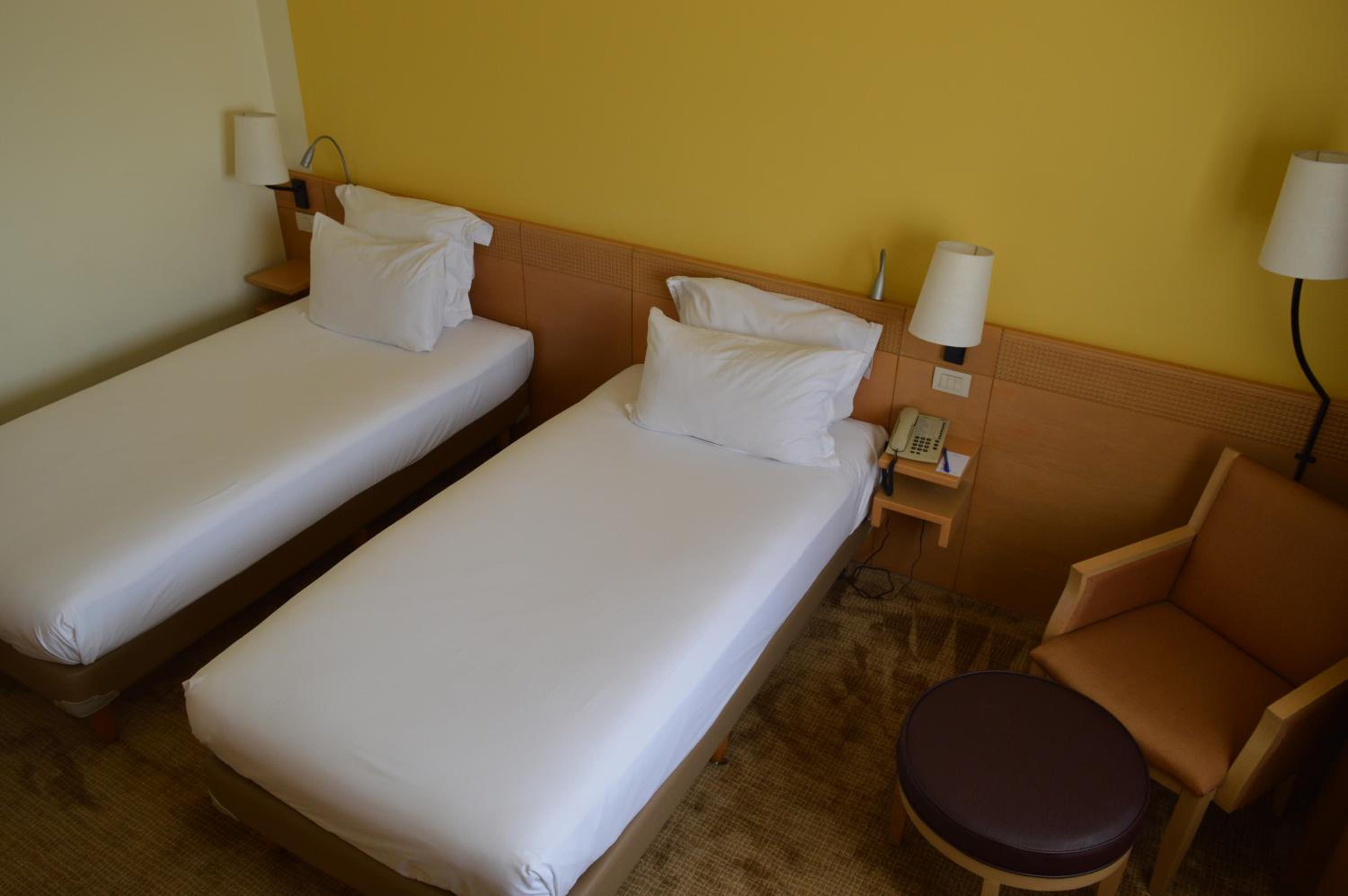 Superior Twin Room thumbnail 5