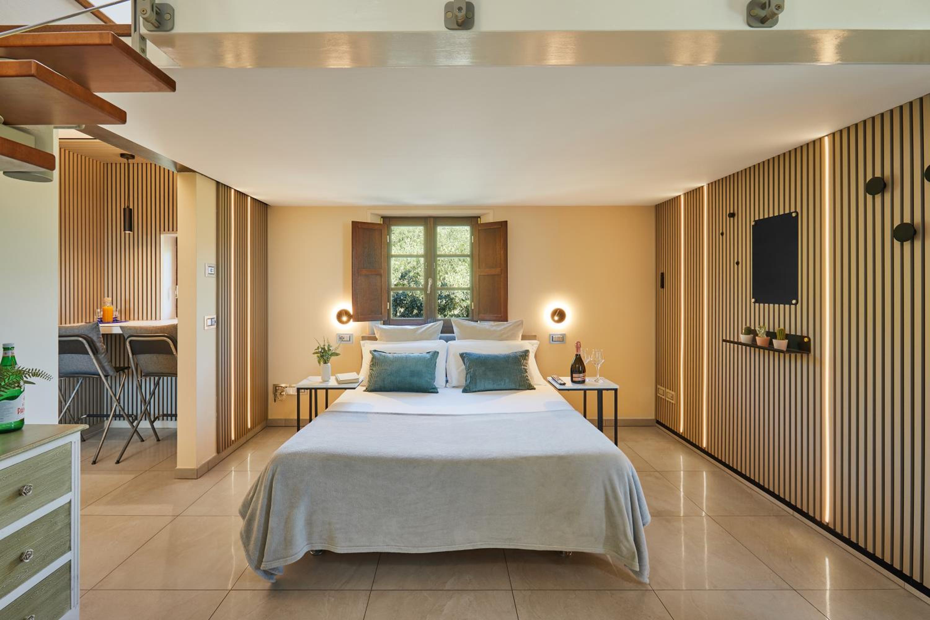 Queen Suite with Spa Bath photo 3