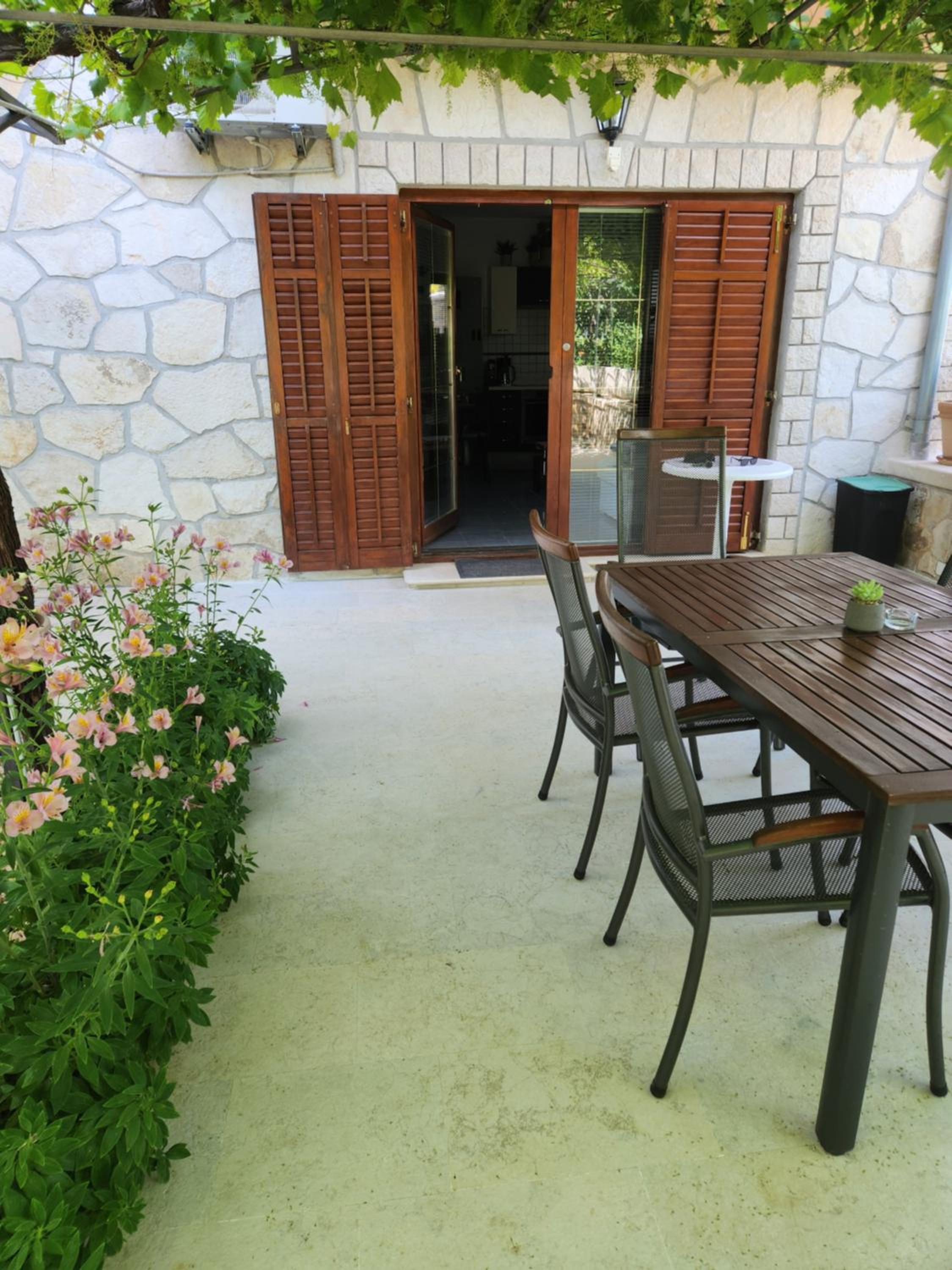 One-Bedroom Apartment with Garden
