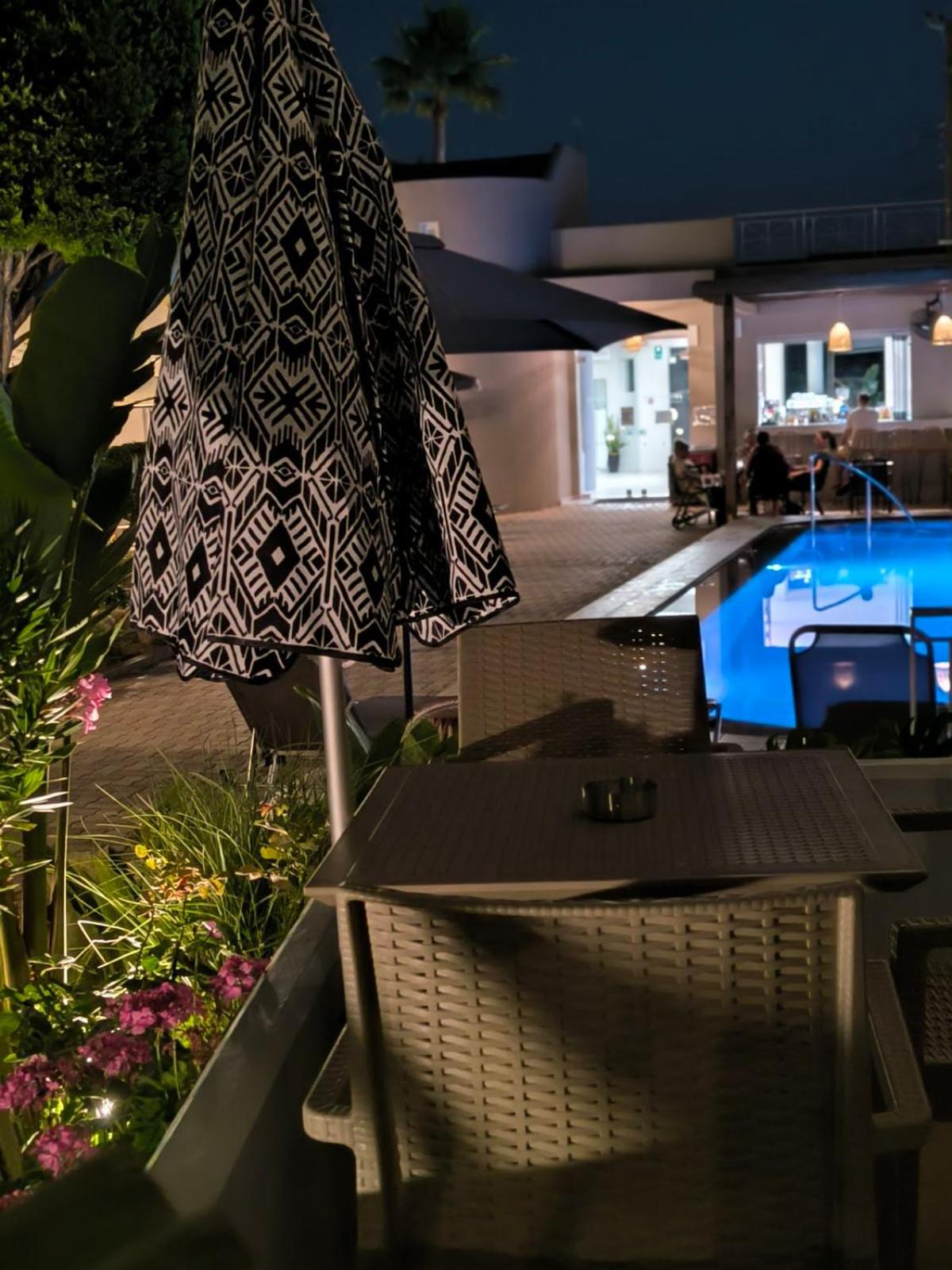 Apartment with Pool View