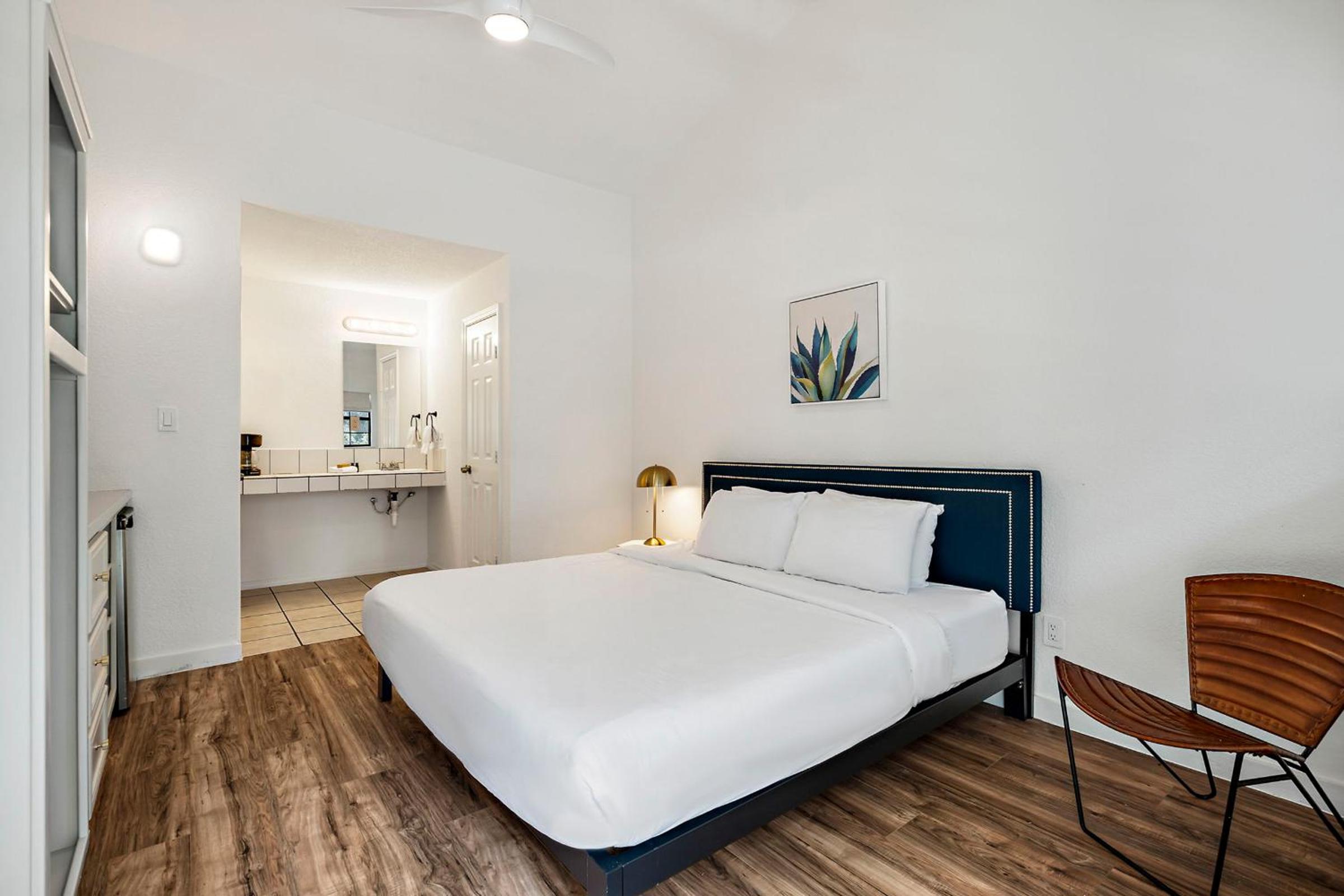 Deluxe King Room - Photo 8