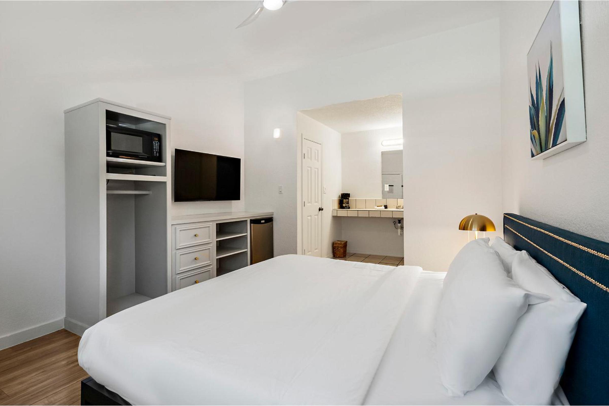 Deluxe King Room - Photo 1
