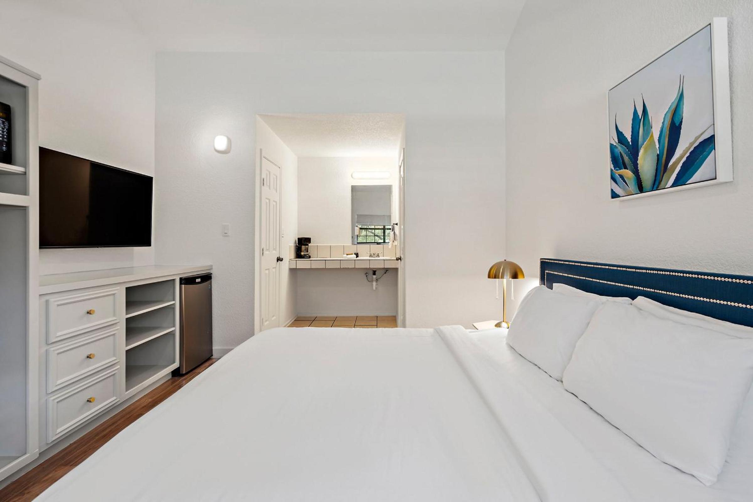 Deluxe King Room - Photo 2