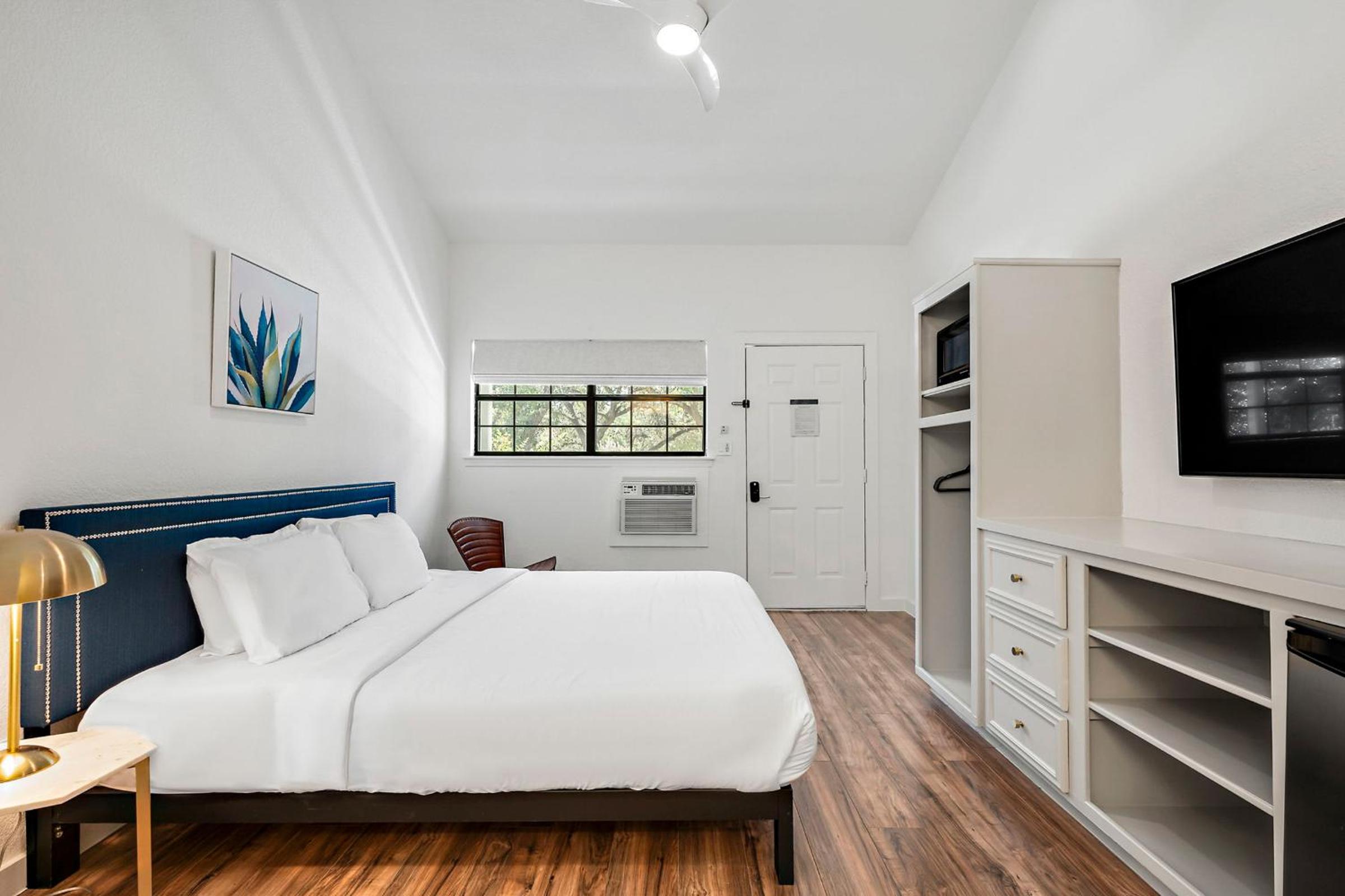 Deluxe King Room - Photo 3
