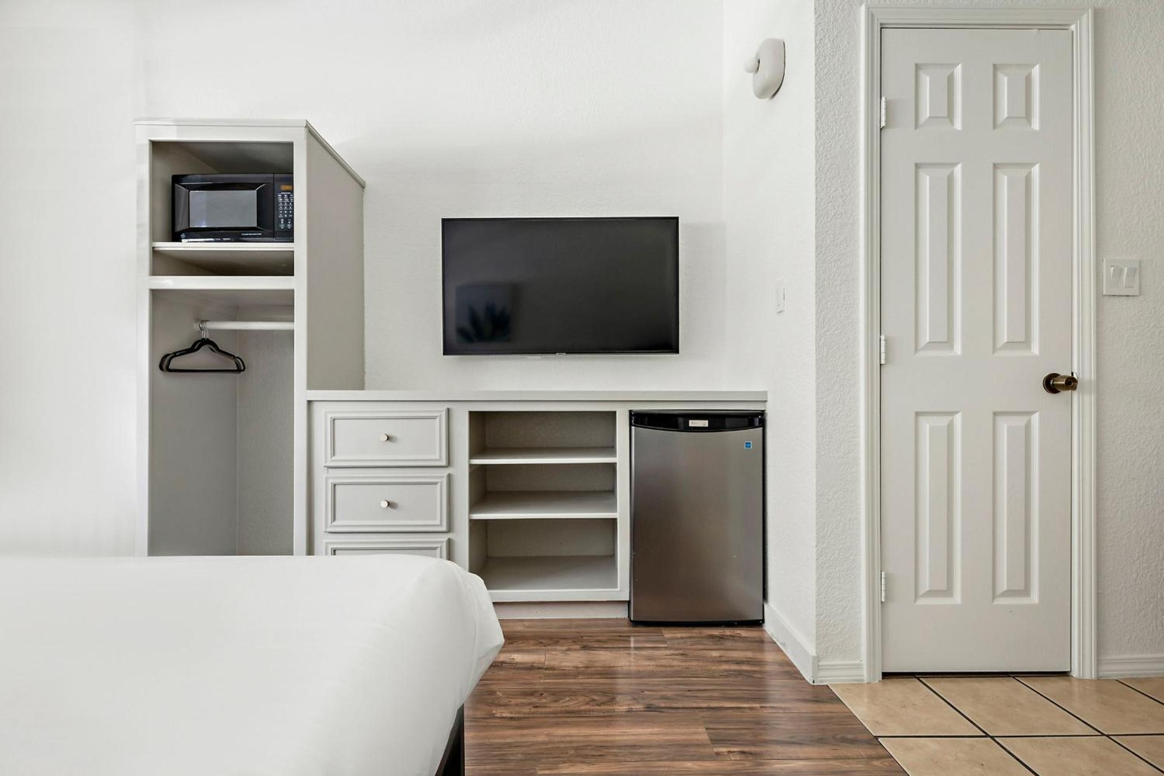 Deluxe King Room - Photo 4