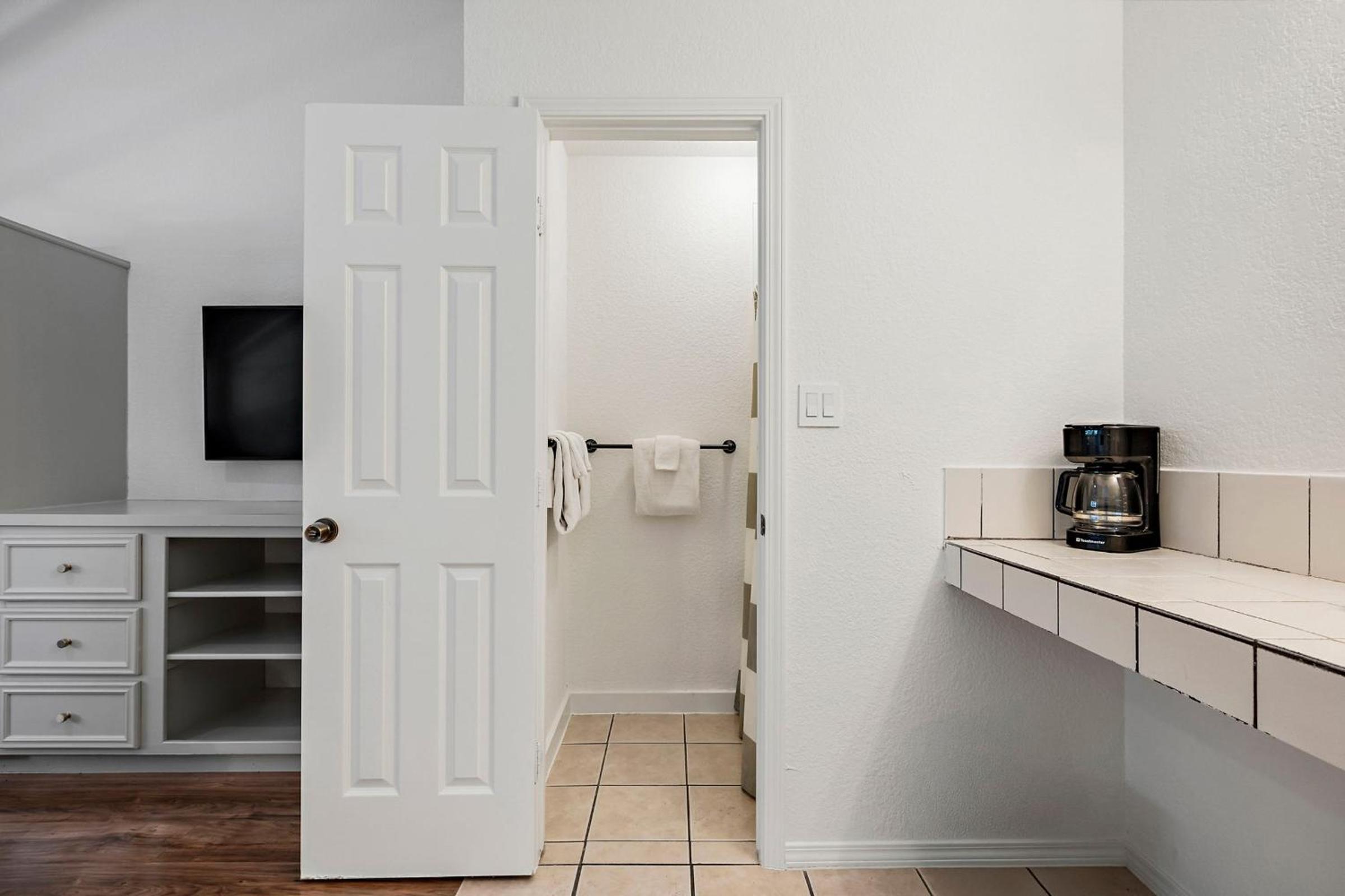 Deluxe King Room - Photo 6