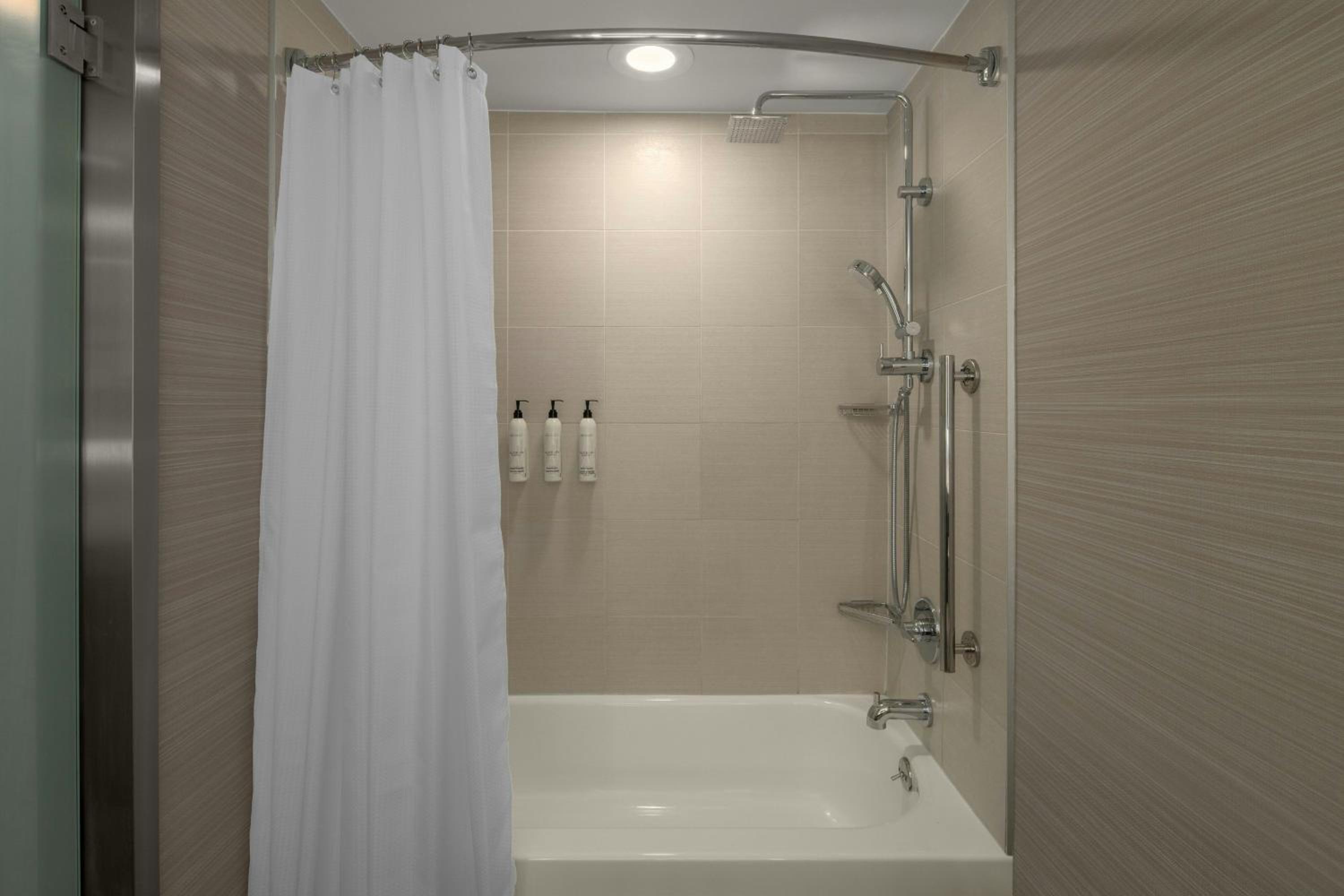 King Room with Bathtub - Mobility Access - Photo 8