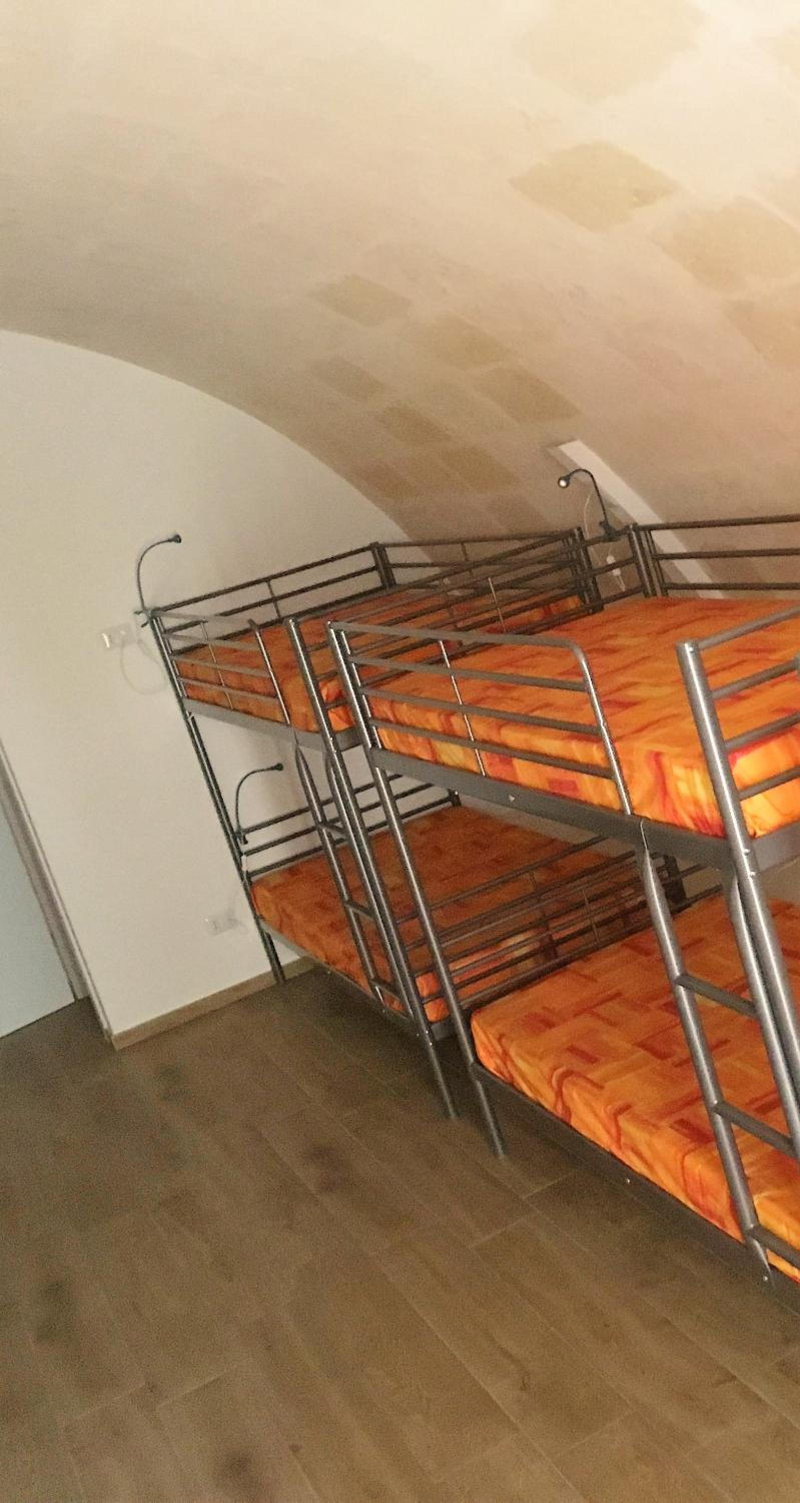 Cama en Habitación Compartida Femenina de 8 Camas