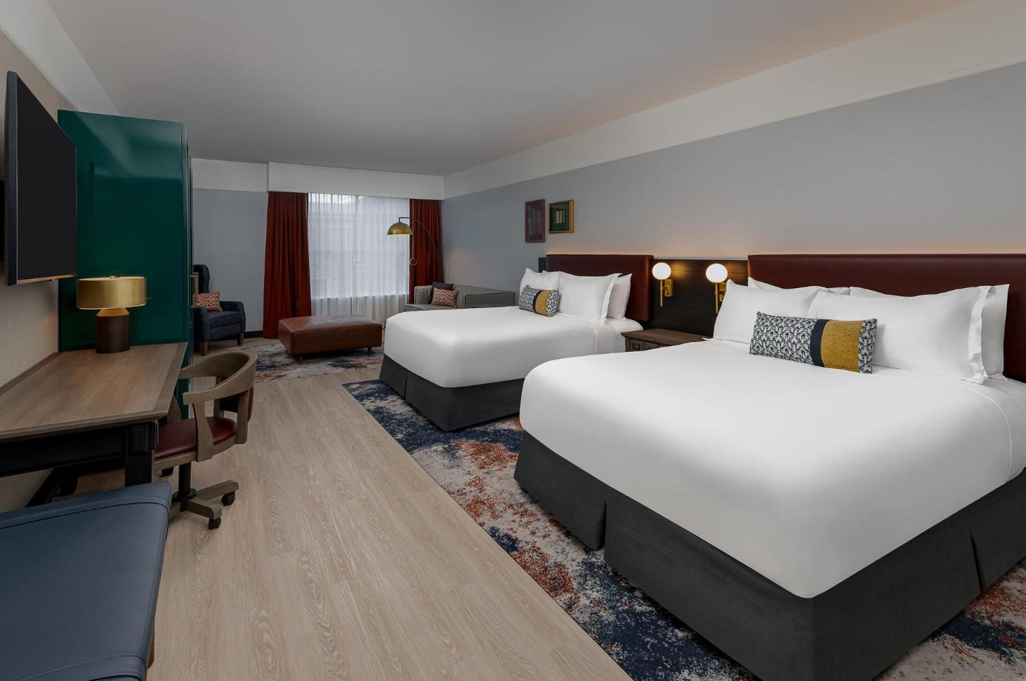 Queen Room with Sofa Bed and Roll In Shower - Mobility Accessible