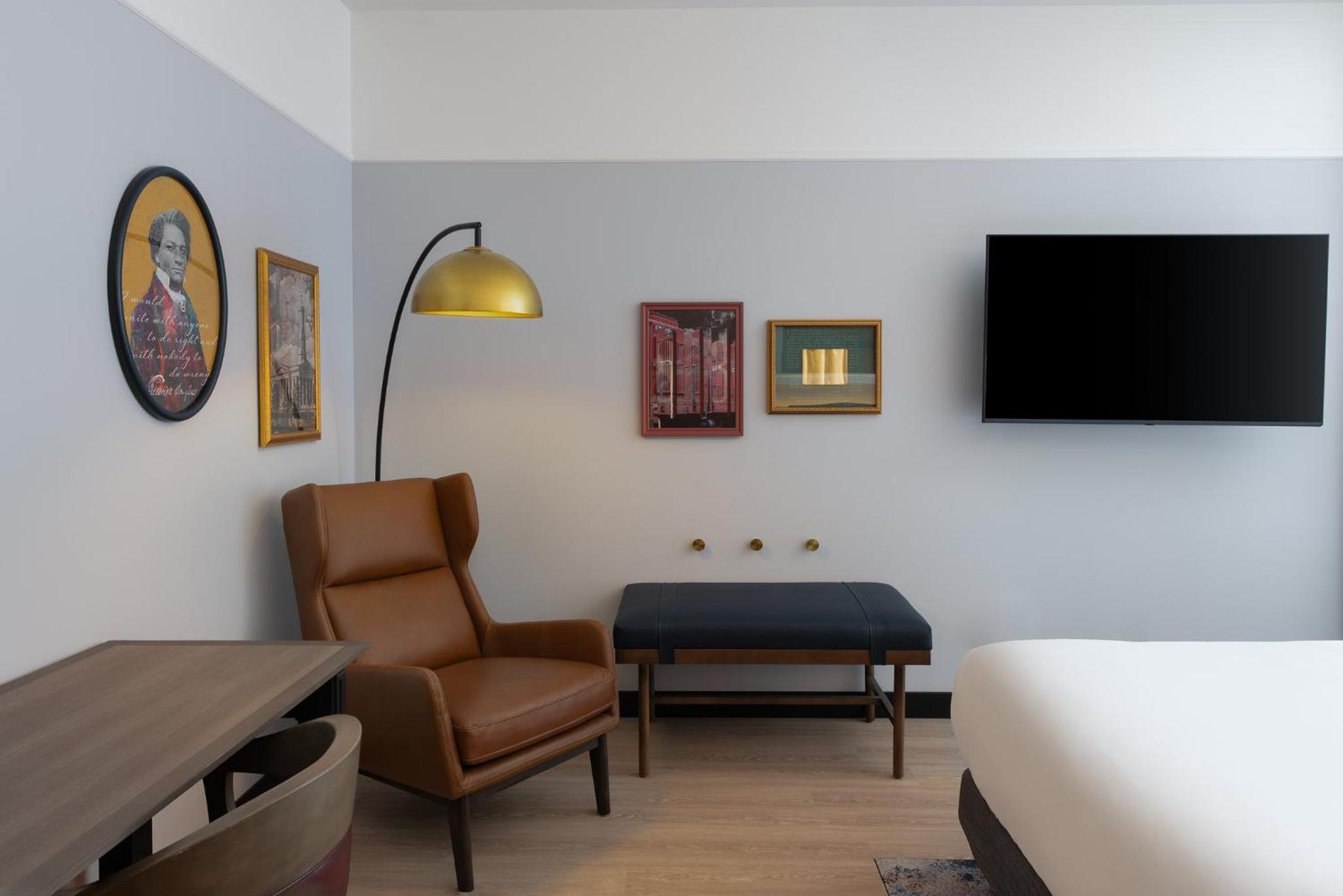 Standard Room with Two Queen Beds - Photo 3
