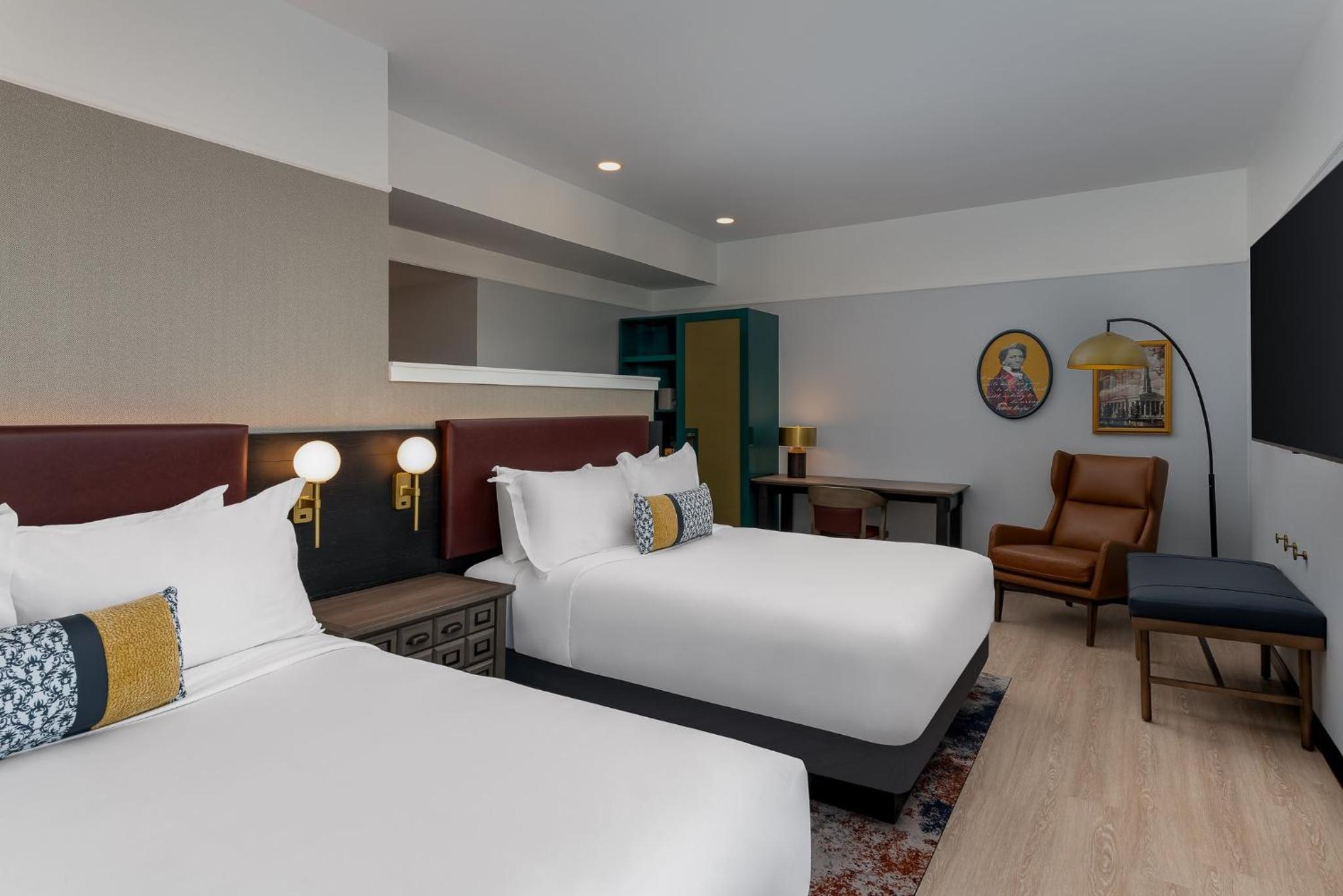 Standard Room with Two Queen Beds - Photo 4