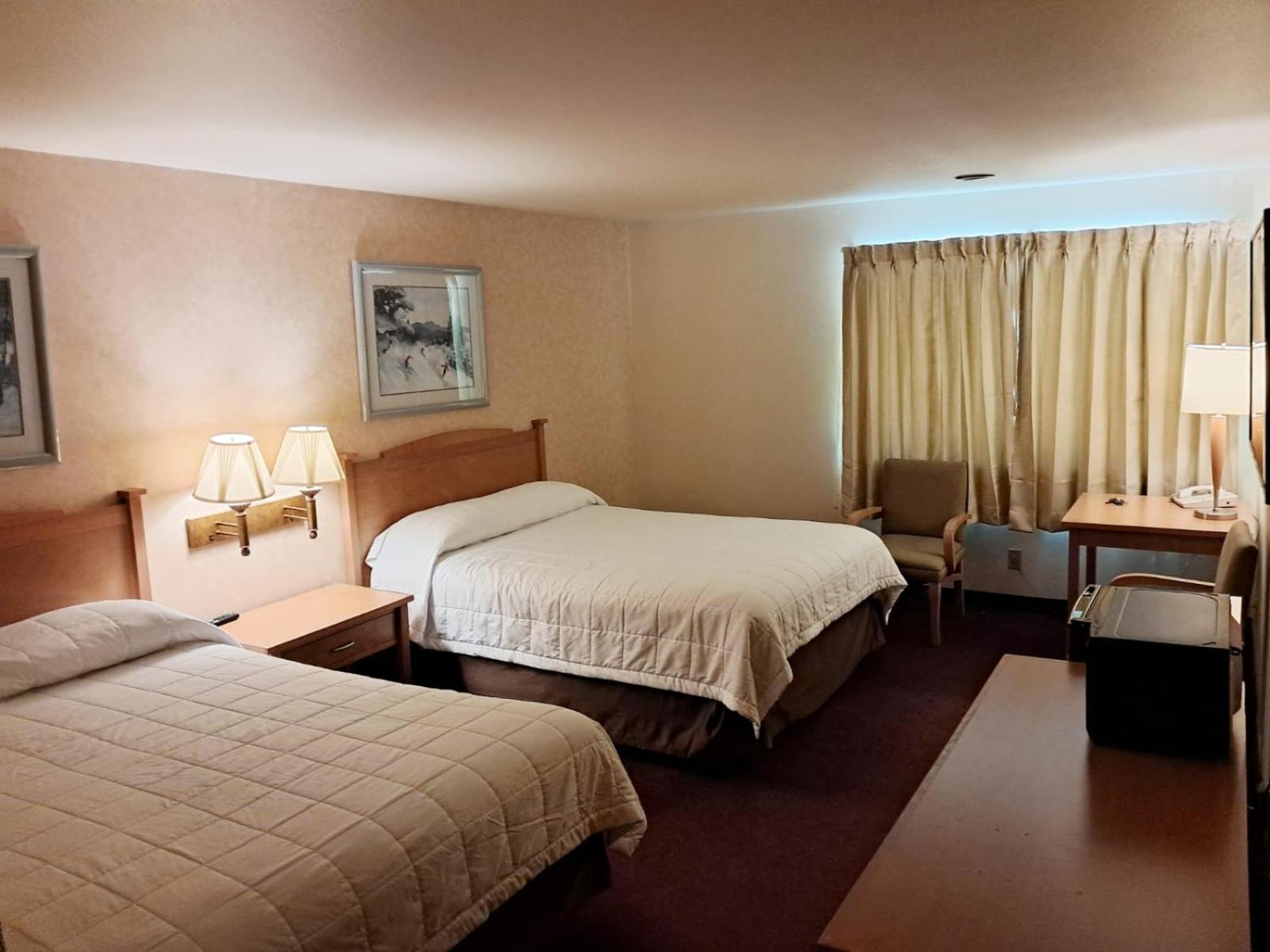 Queen Room with Two Queen Beds Pet Free photo 1