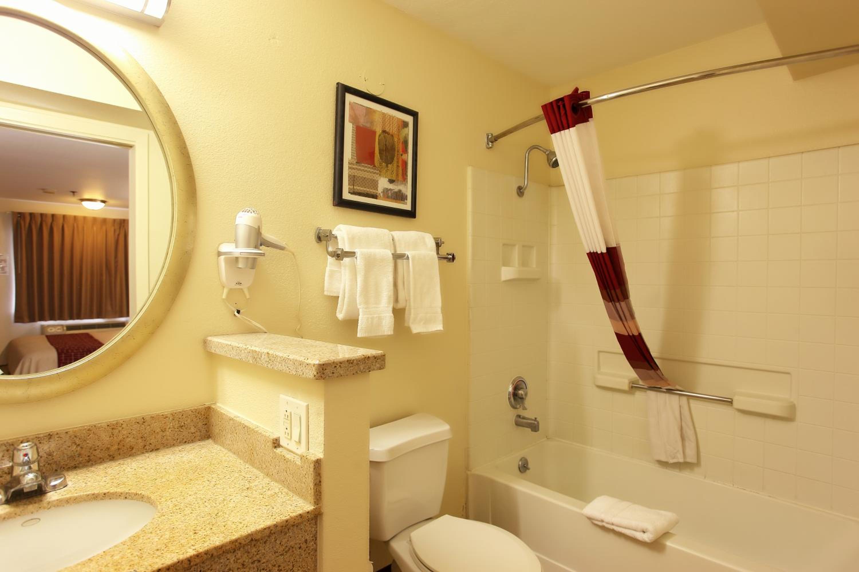 Deluxe Queen Room with One Queen Bed Smoke-Free - Photo 10
