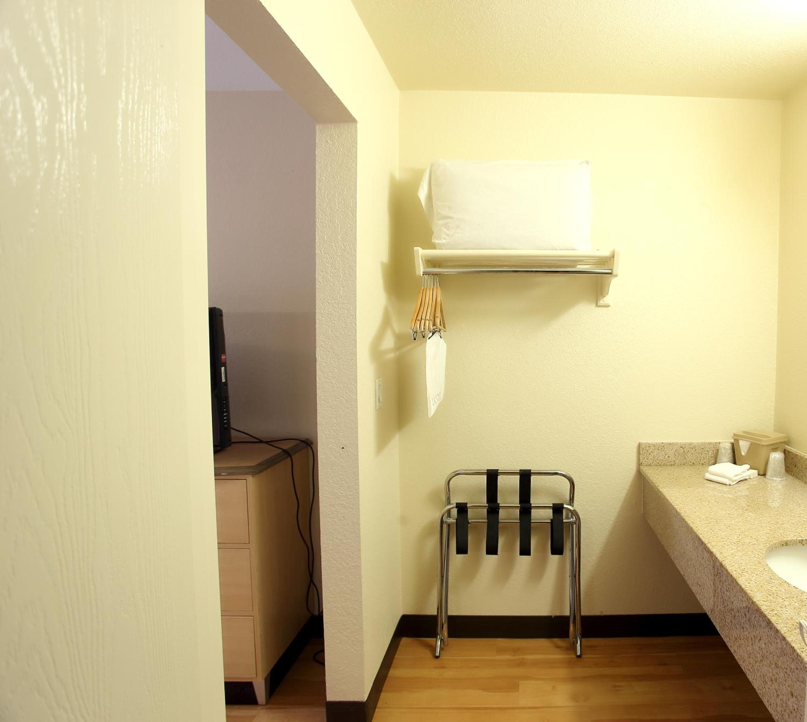 Deluxe Queen Room with One Queen Bed Smoke-Free - Photo 11