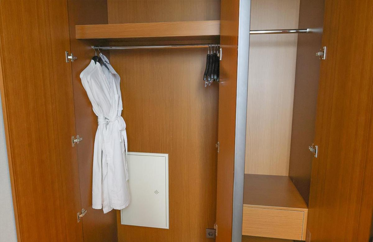 [TWOTWO PKG] Executive Suite with access to pool for 2 sessions & Late check out til 2pm