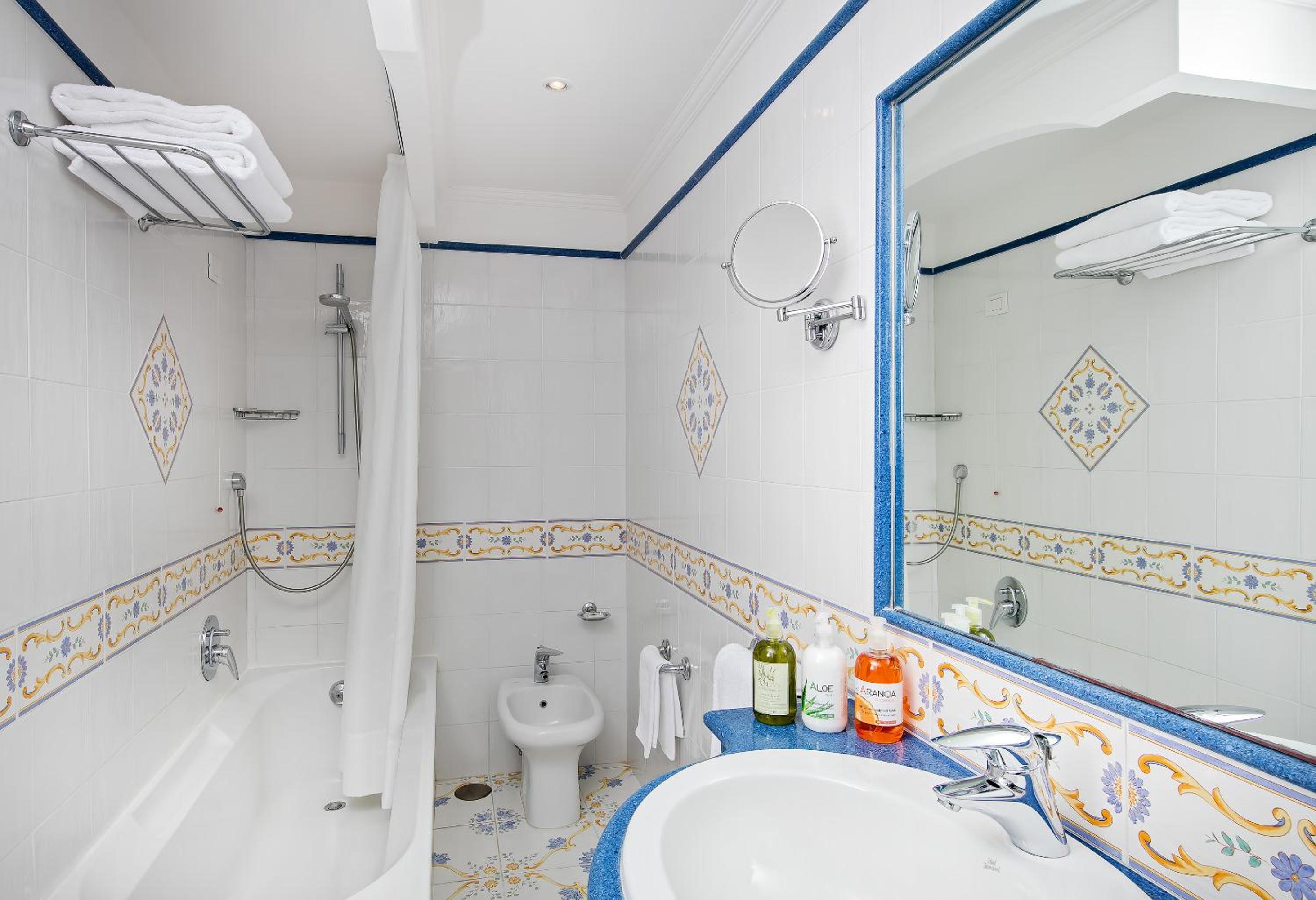 Double Room with Balcony and Sea View - Photo 5