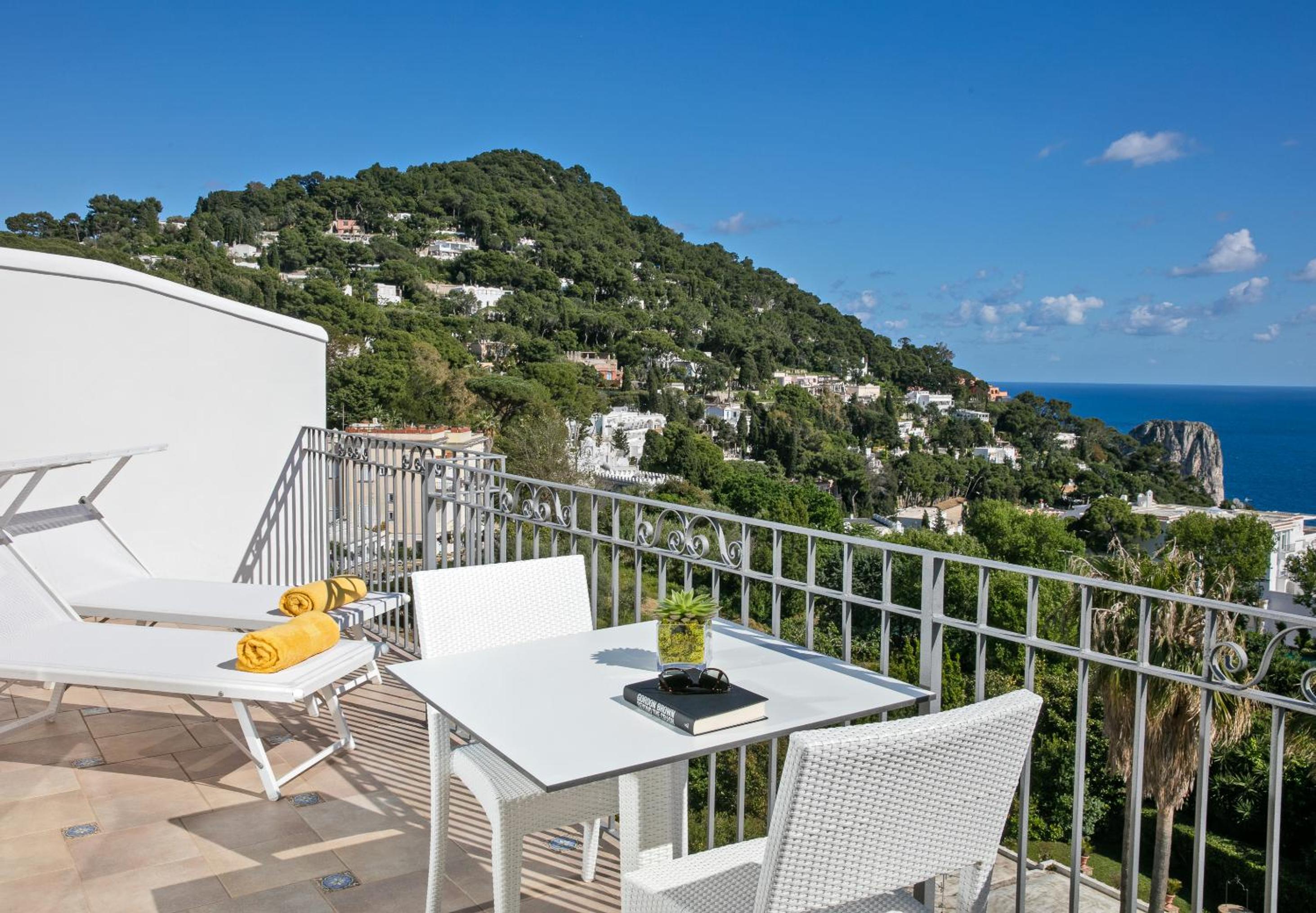 Double Room with Balcony and Sea View - Photo 8
