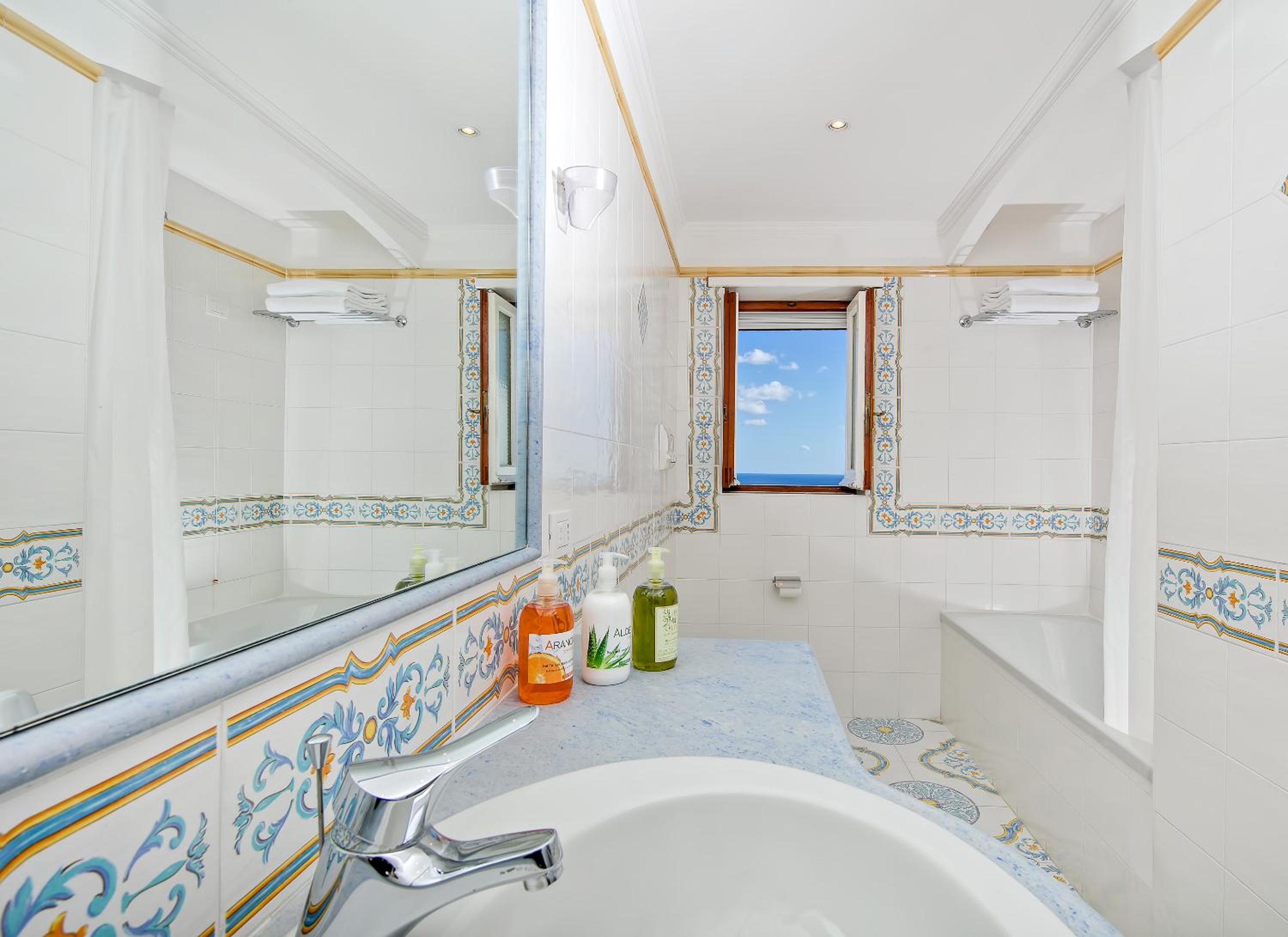 Double Room with Balcony and Sea View - Photo 11
