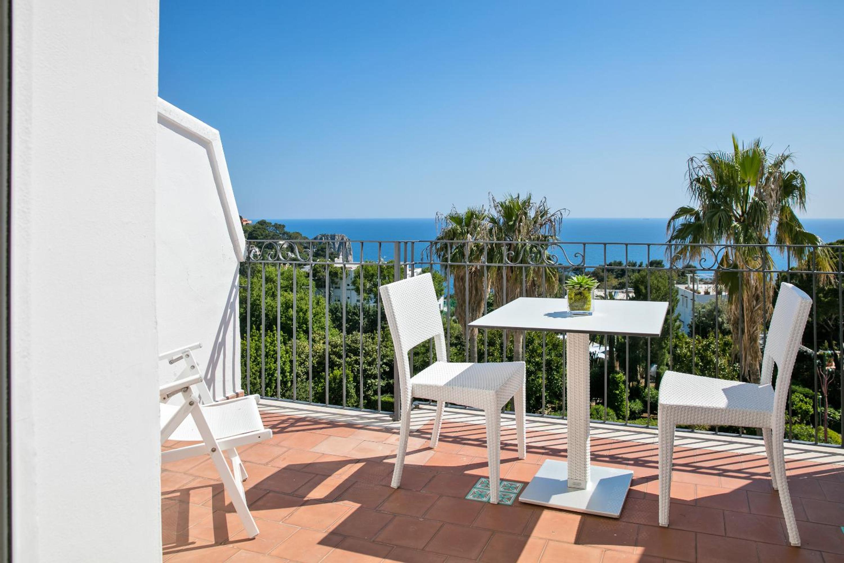 Double Room with Balcony and Sea View - Photo 10