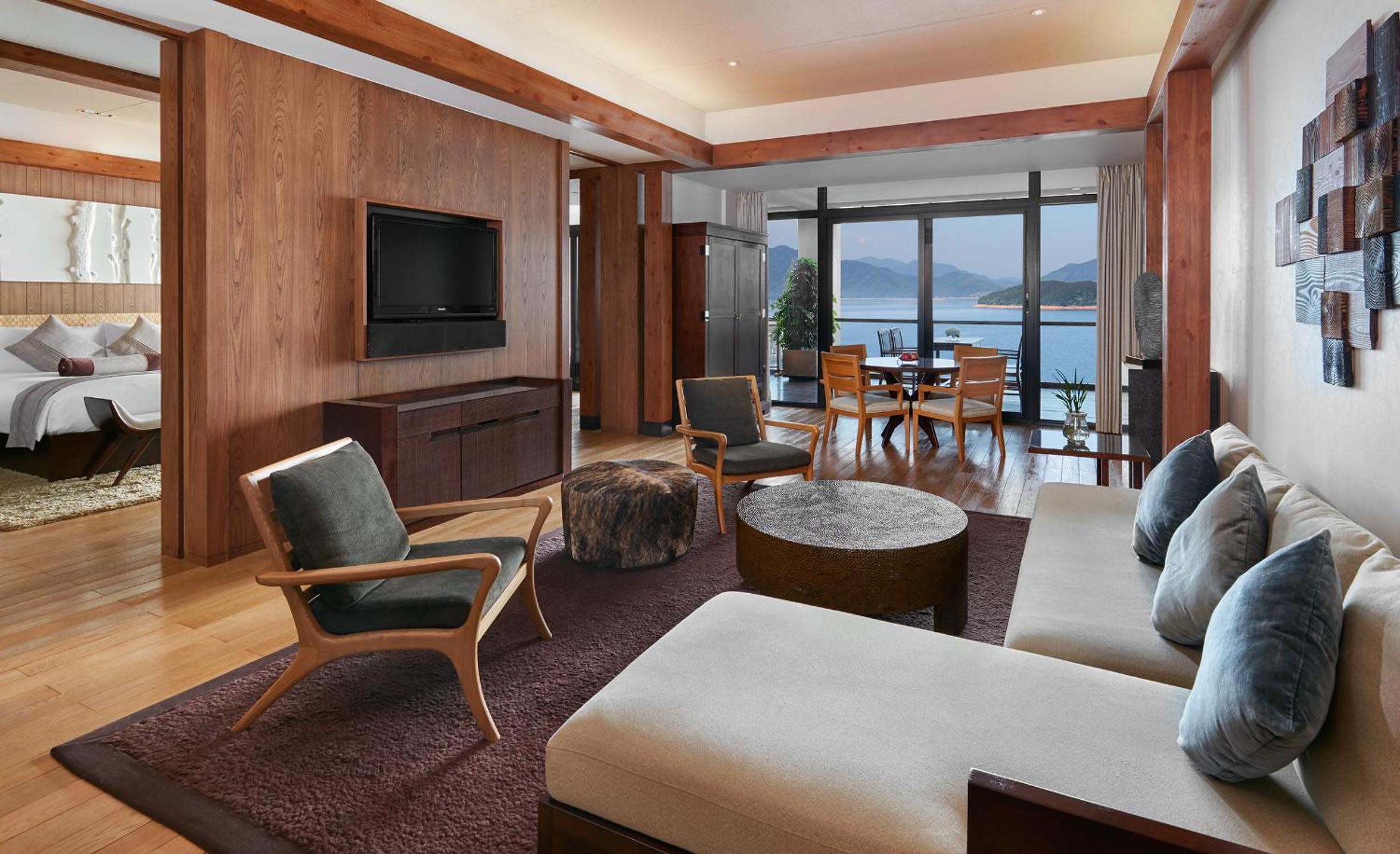 Suite with One King Bed (Non Smoking) photo 1