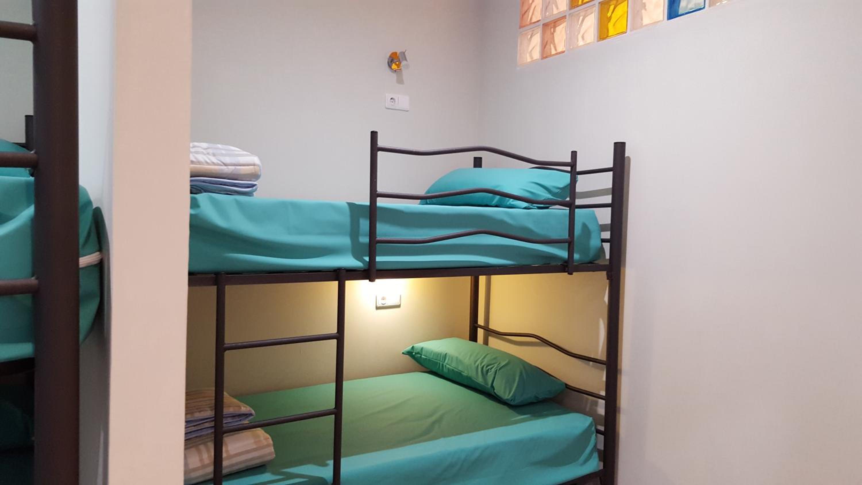 Cama en Habitación Compartida de 6 Camas con Terraza Compartida