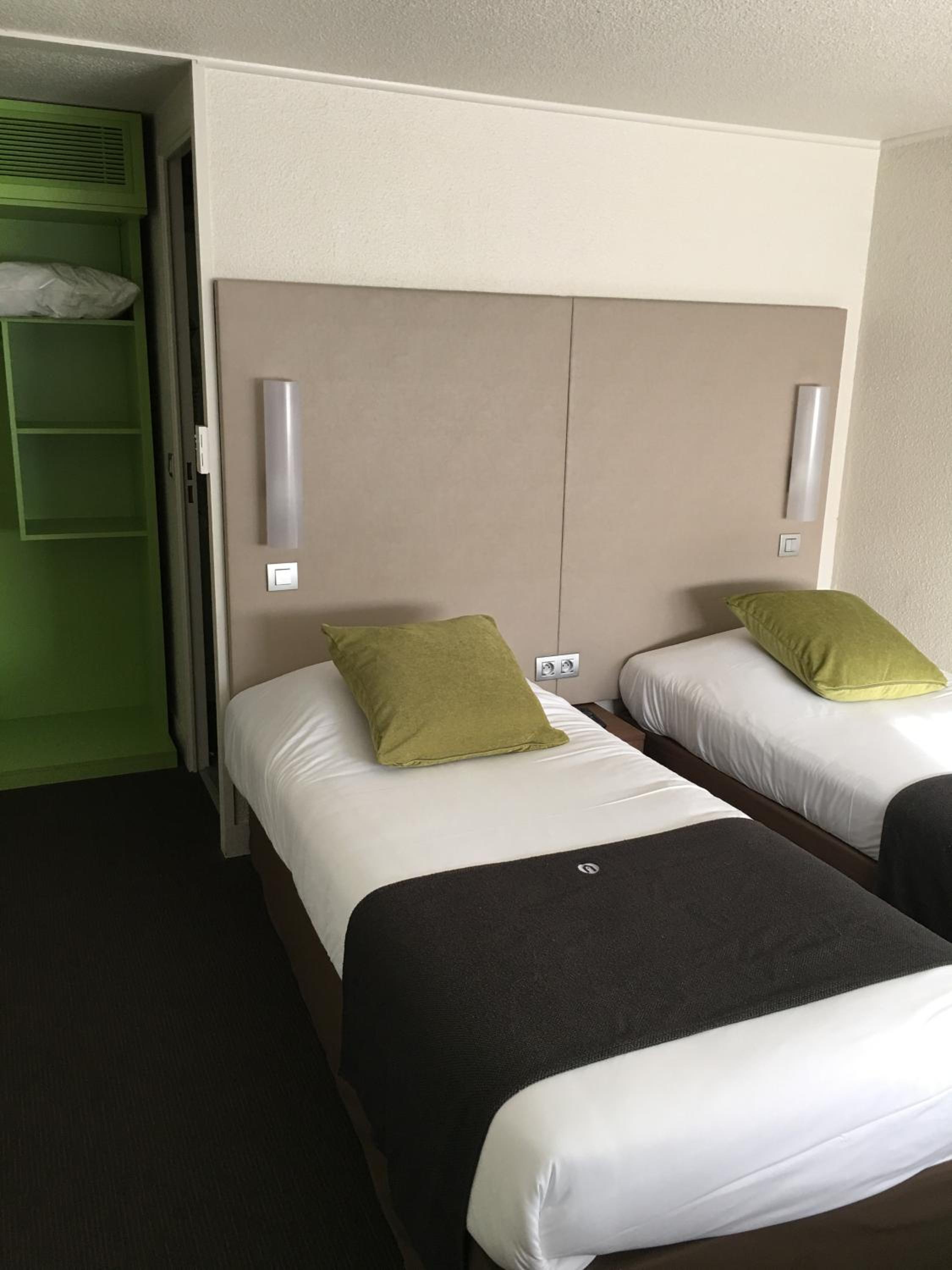 Standard Twin Room - Photo 6