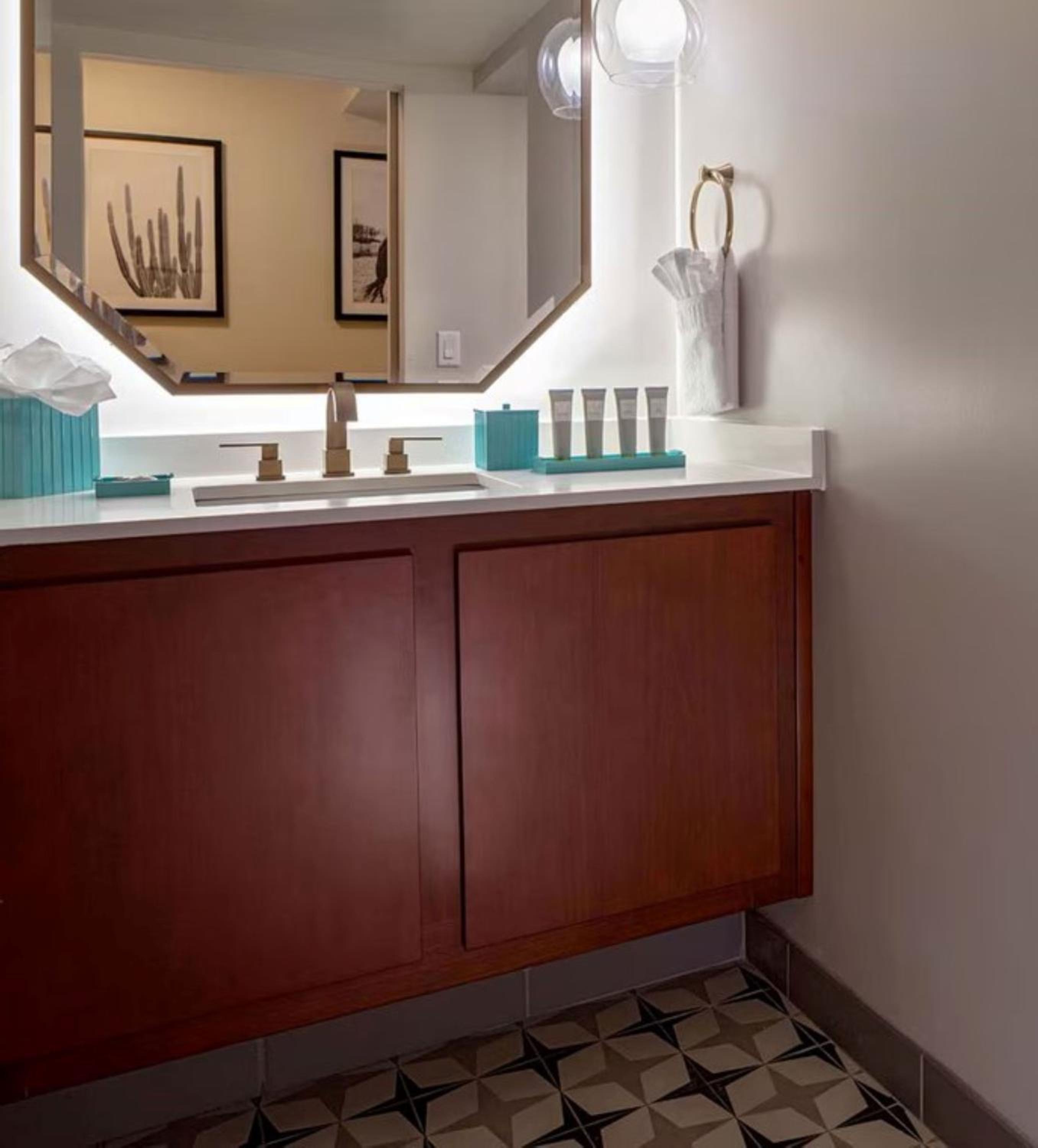 Oversize Guest room with 1 King - Photo 2