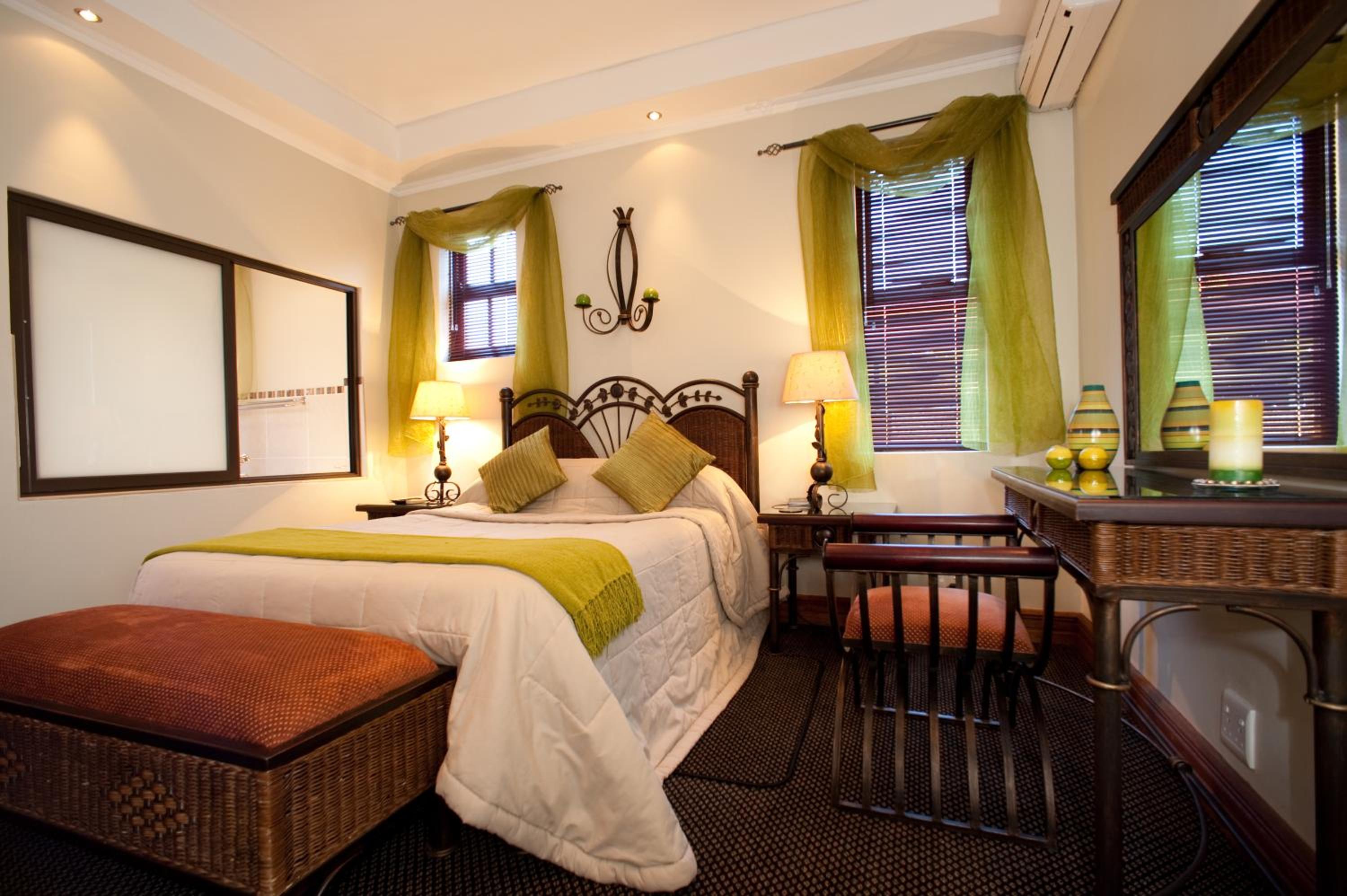 Suite - Photo 1