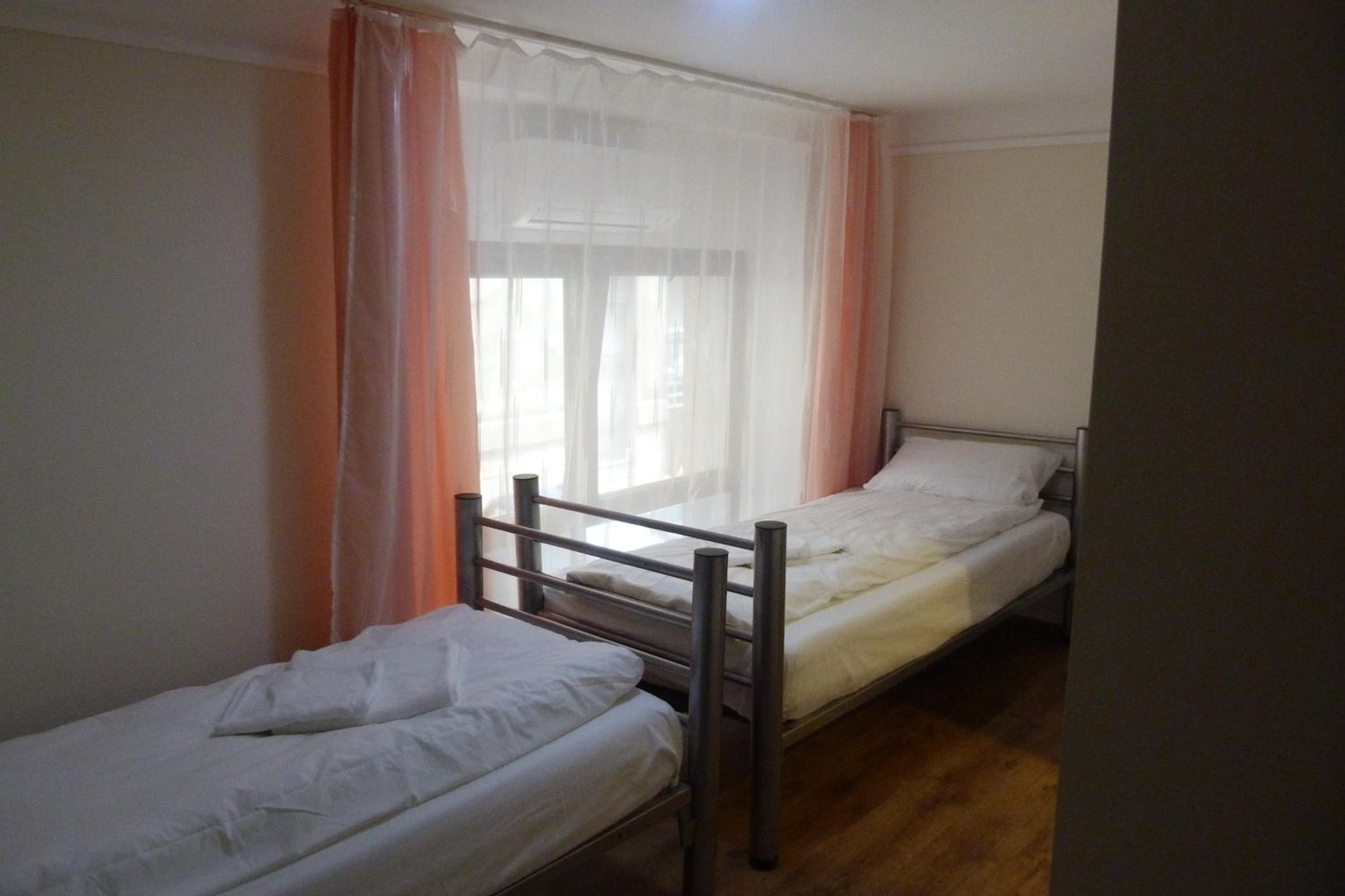 Twin Room with Private Bathroom - Photo 9