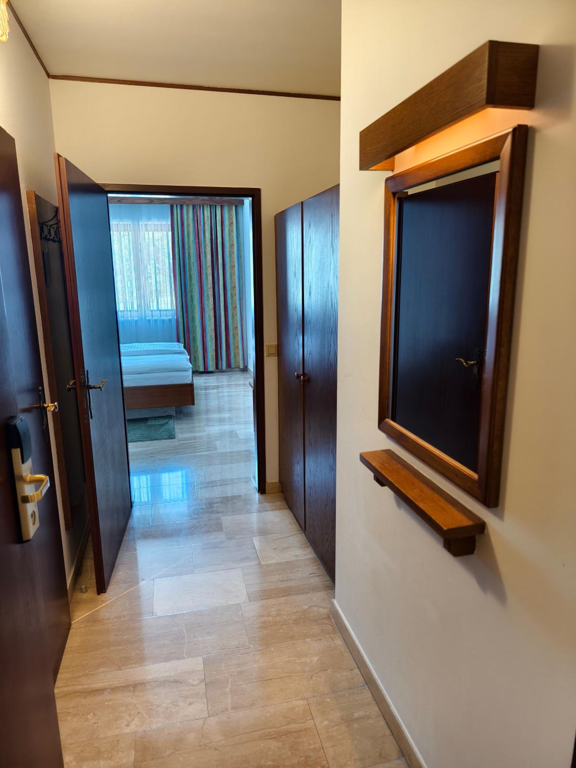 Large Double Room - Photo 5