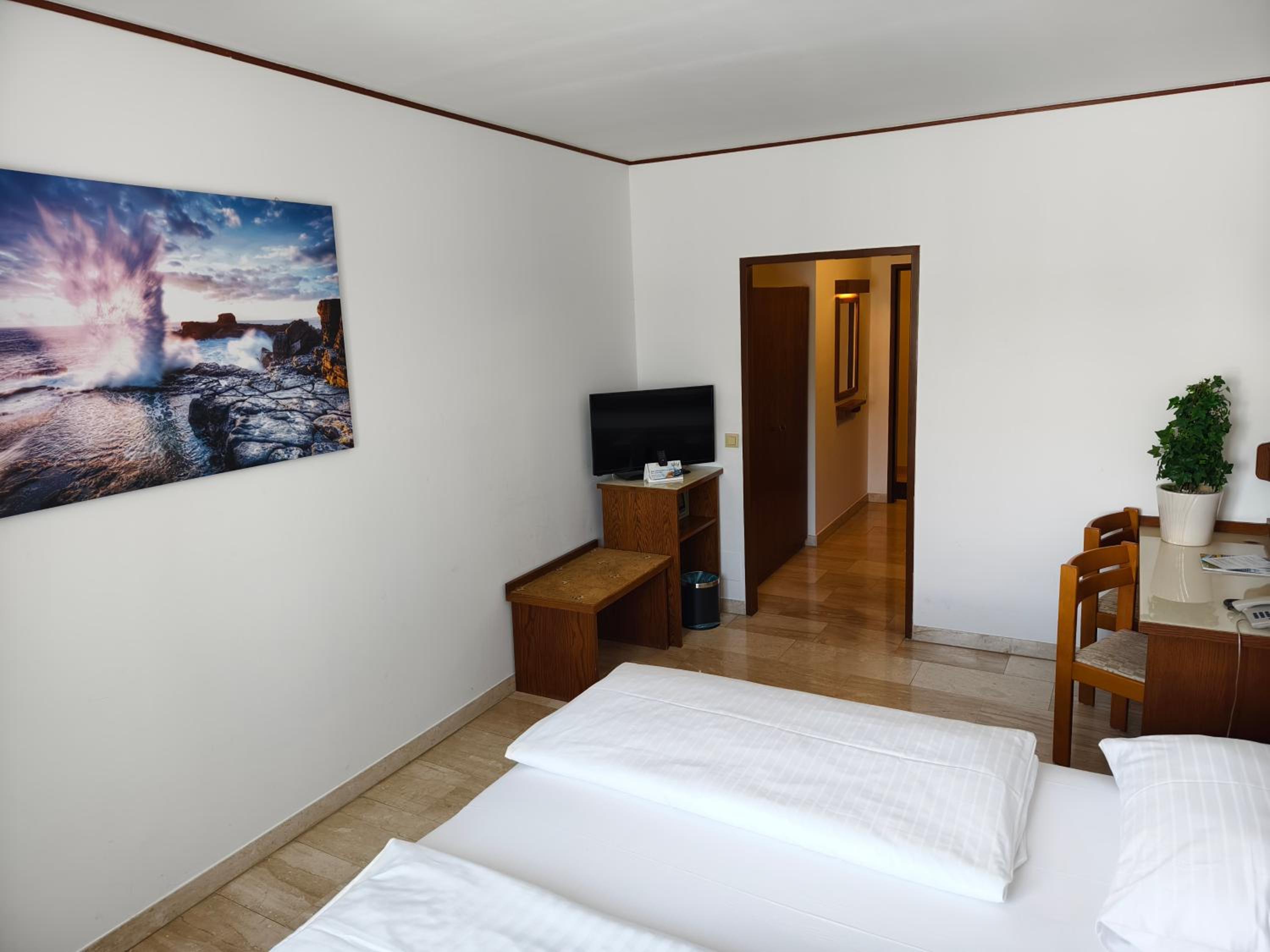 Large Double Room - Photo 4
