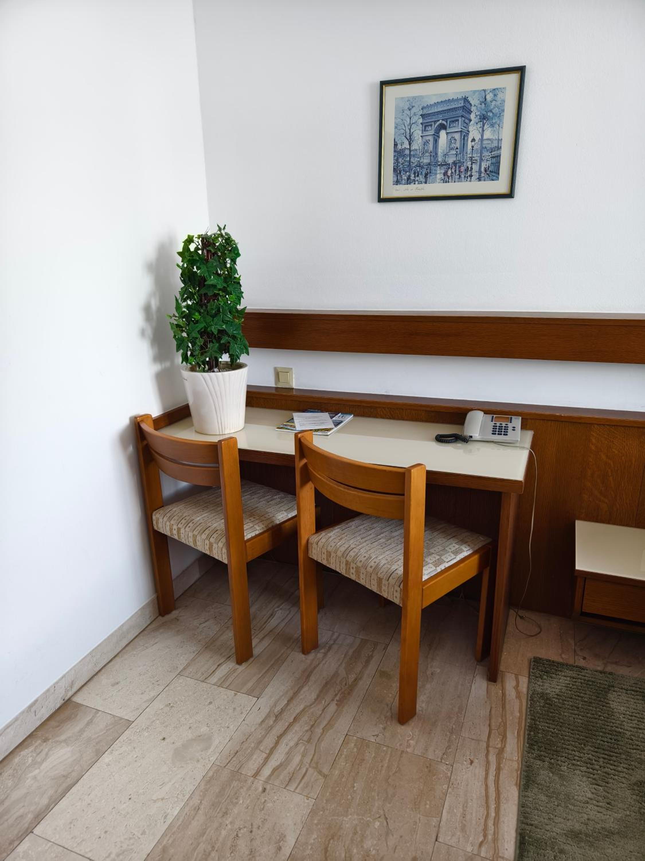Large Double Room - Photo 3