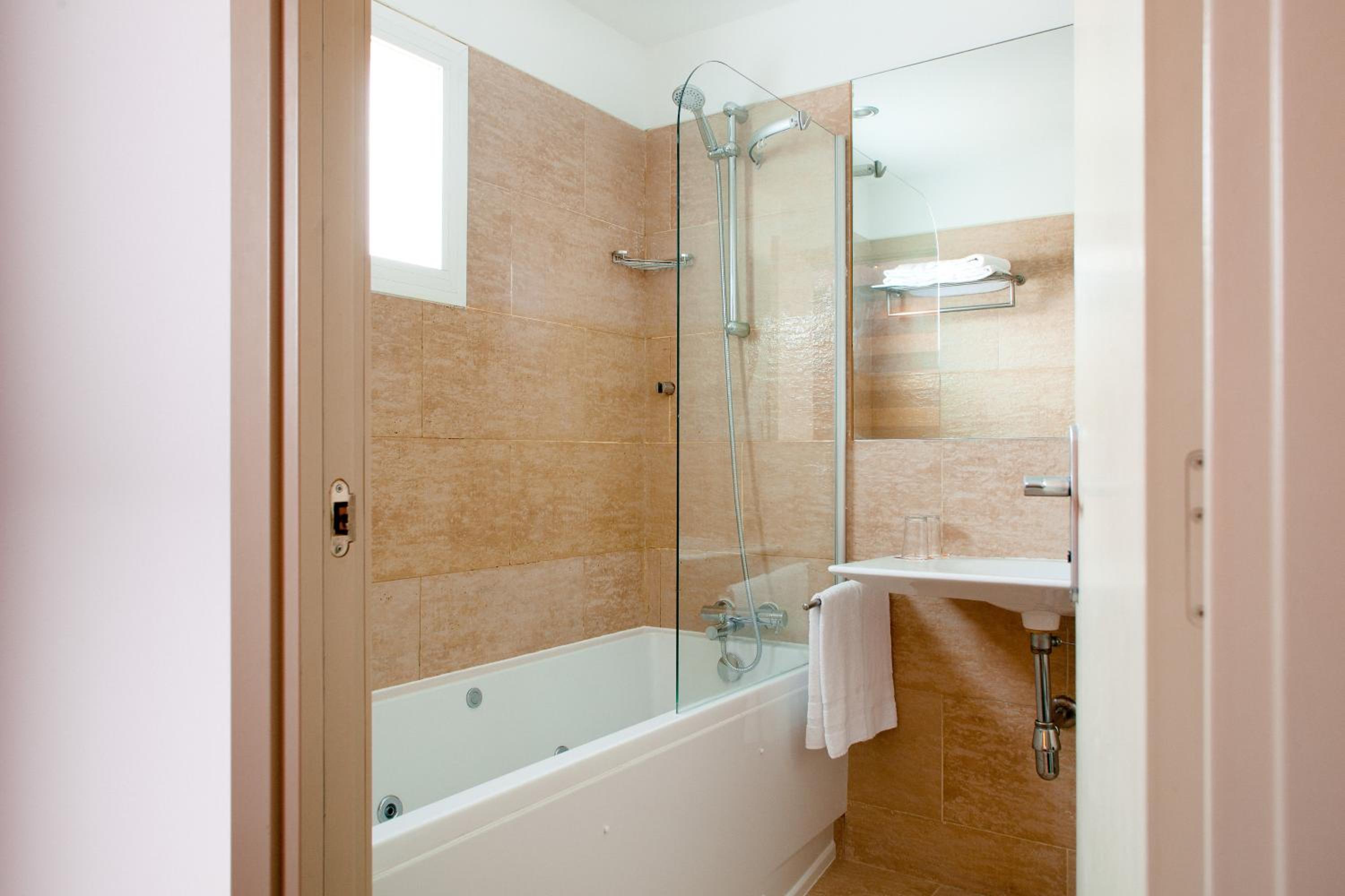 Superior Double or Twin Room - Photo 10