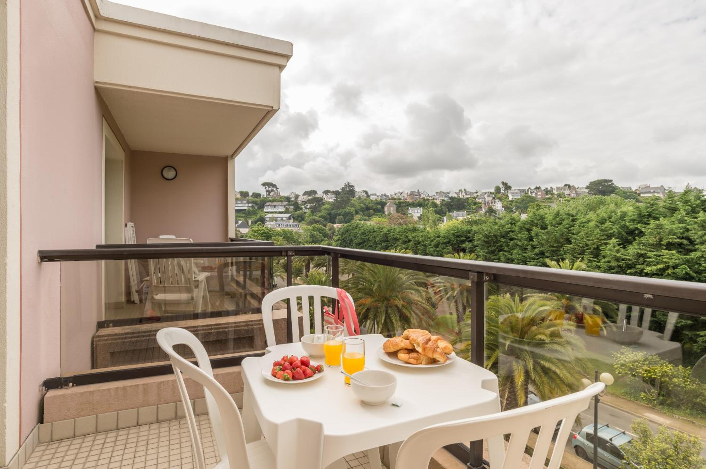 One-Bedroom Apartment with Terrace or Balcony (5 People) photo 2