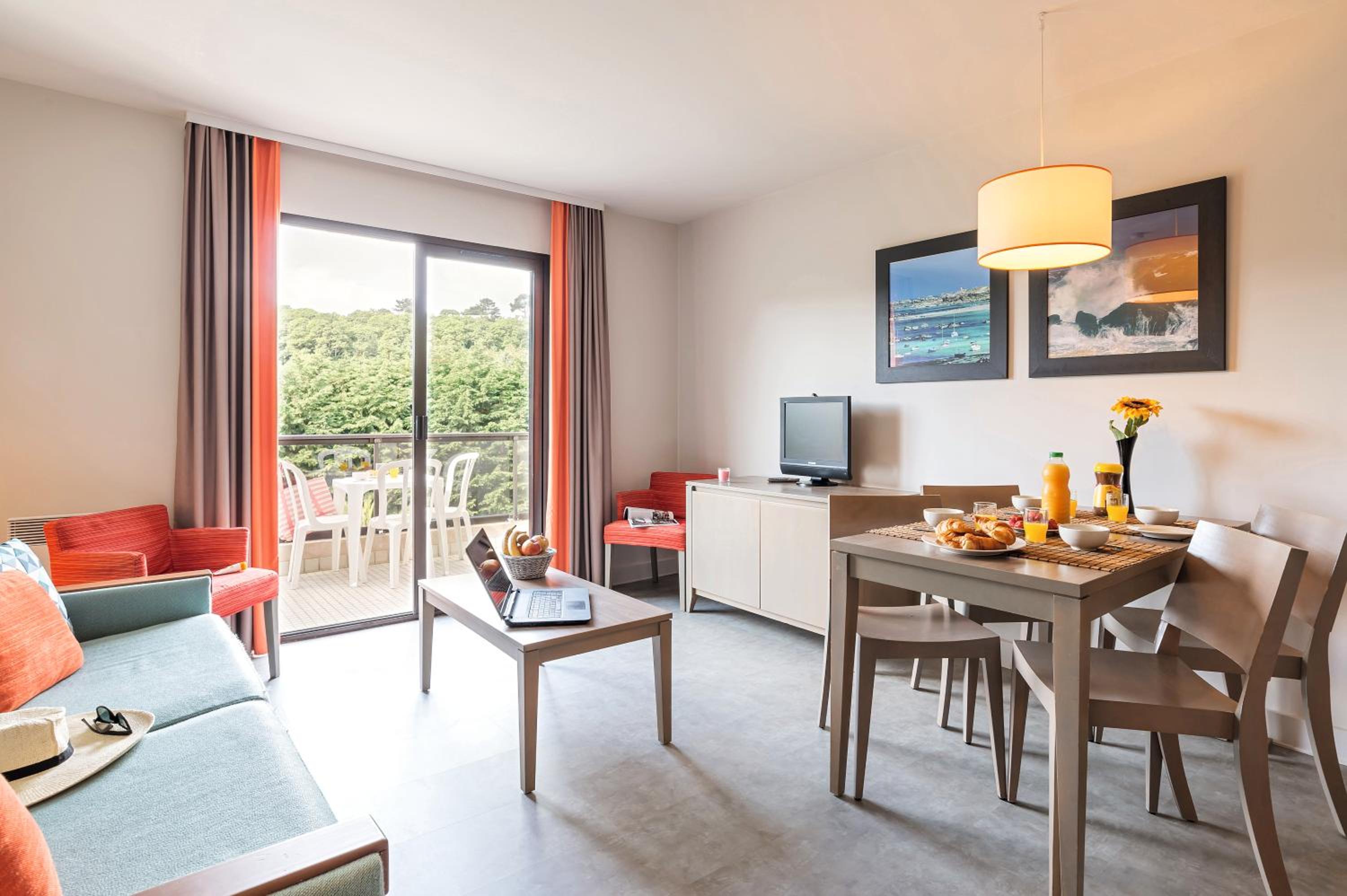 One-Bedroom Apartment with Terrace or Balcony (5 People) photo 1