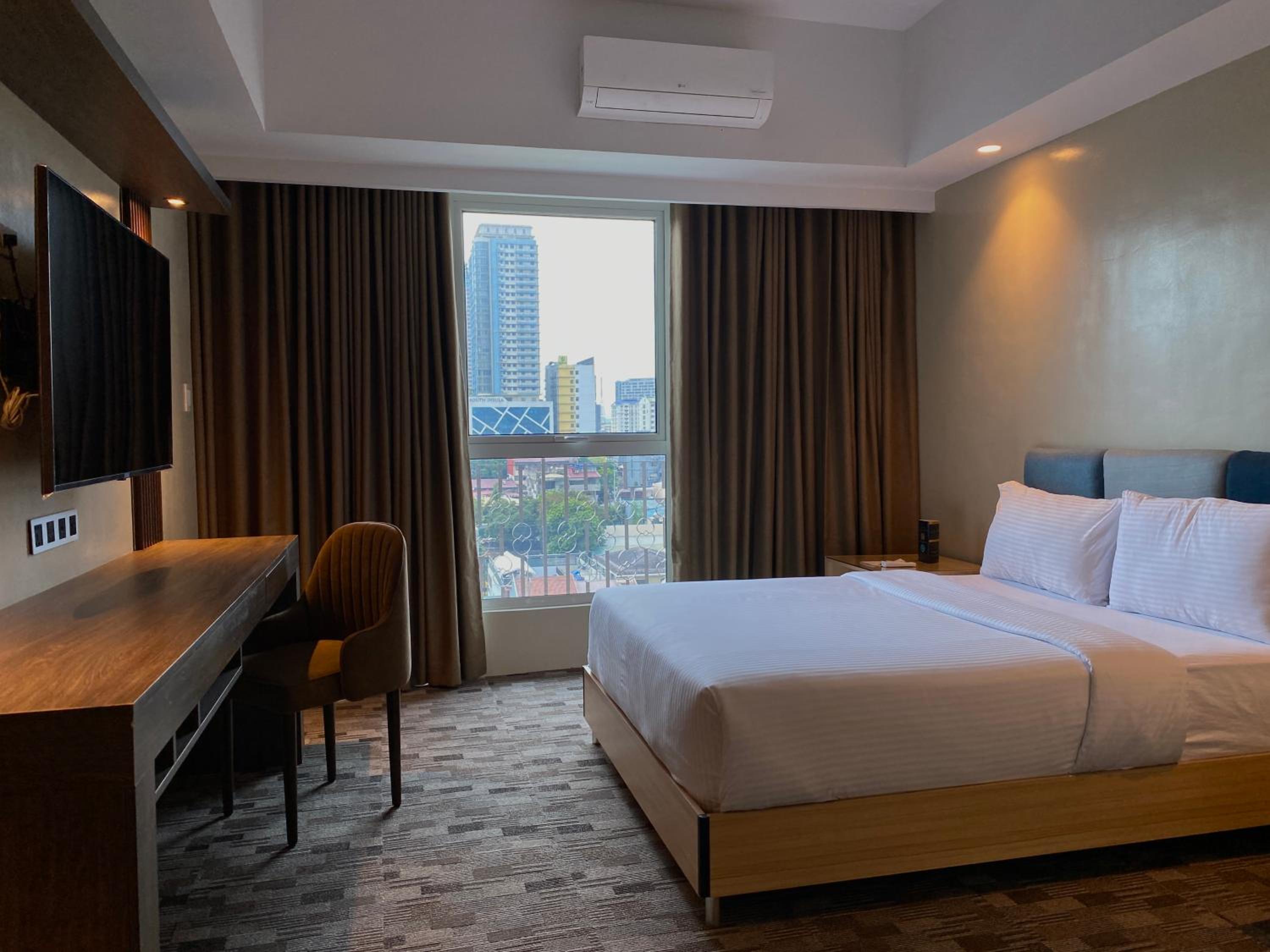Deluxe Queen Room