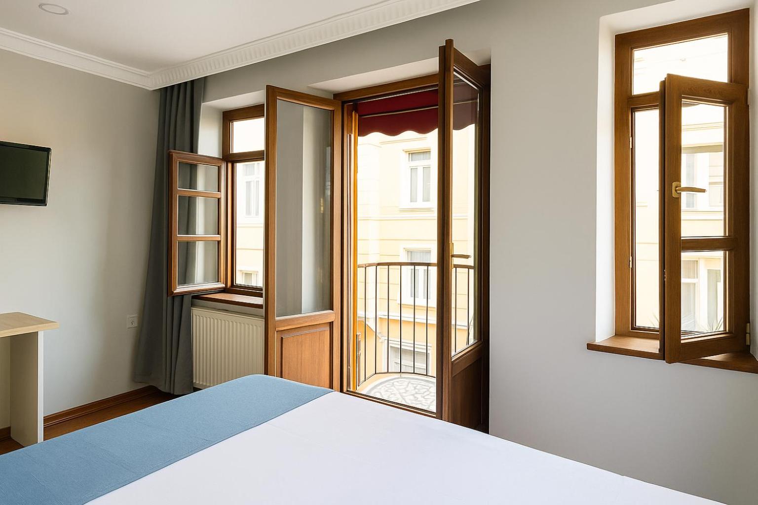 Apartment with Balcony photo 2