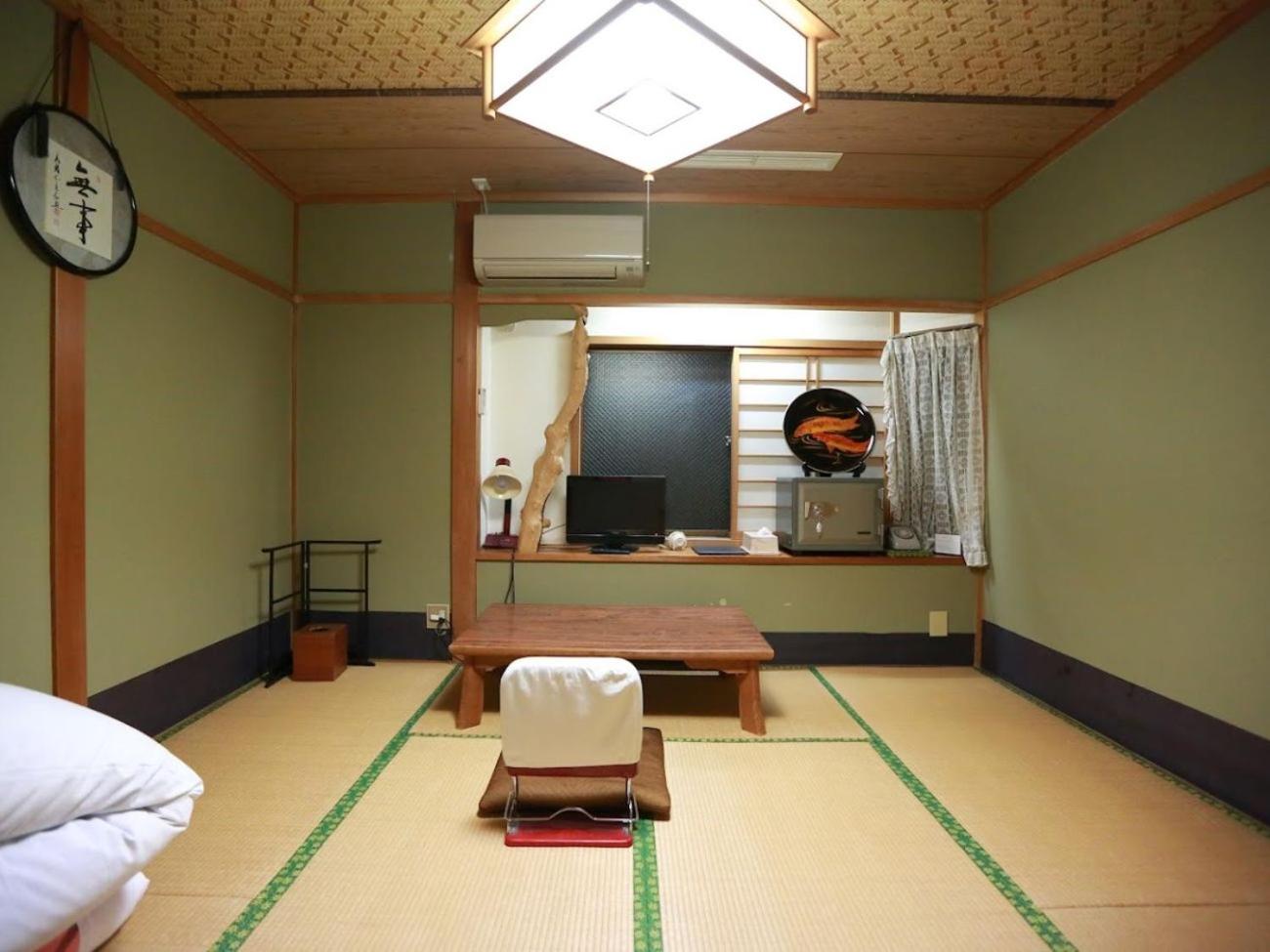 Standard Twin Room with Shared Bathroom