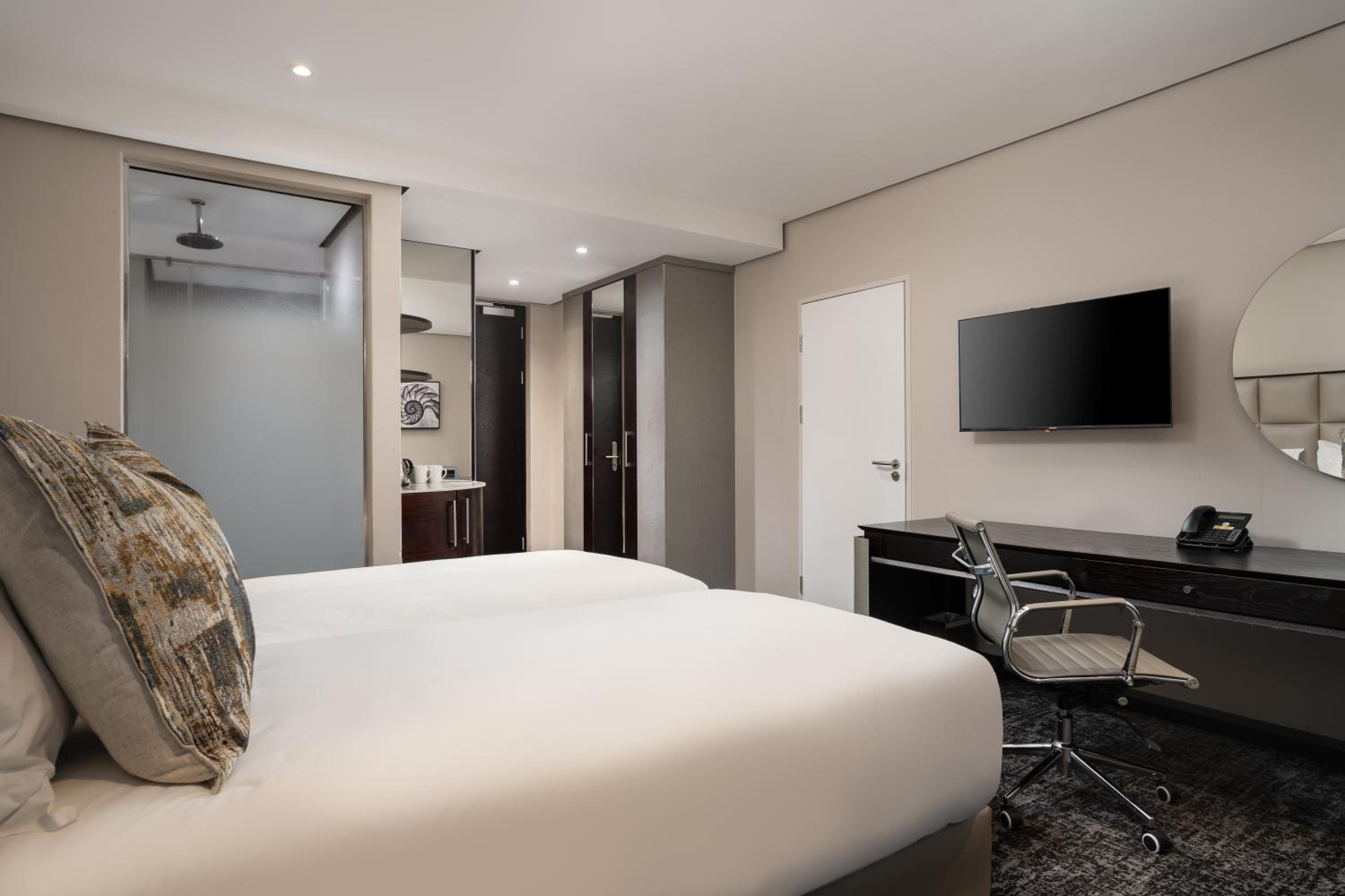 Deluxe King Room - Photo 2