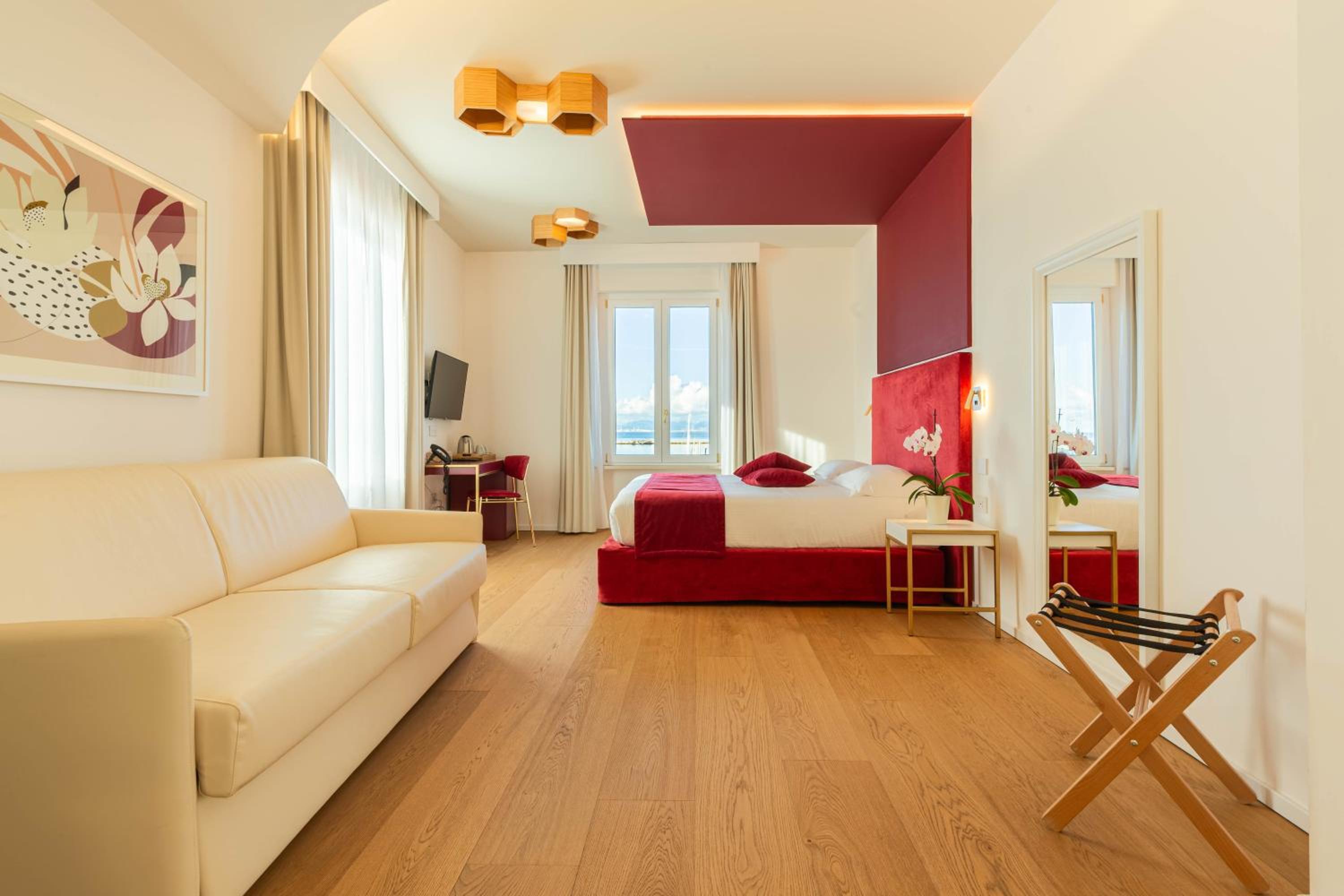 Junior Suite with Bath and Sea View photo 2