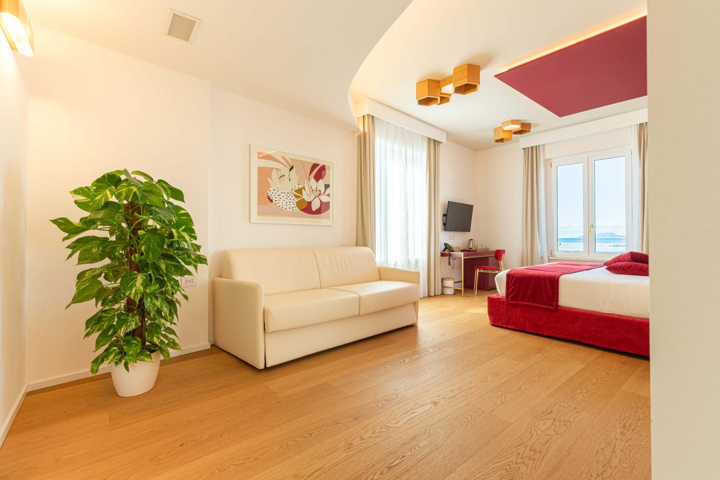 Junior Suite with Bath and Sea View photo 3