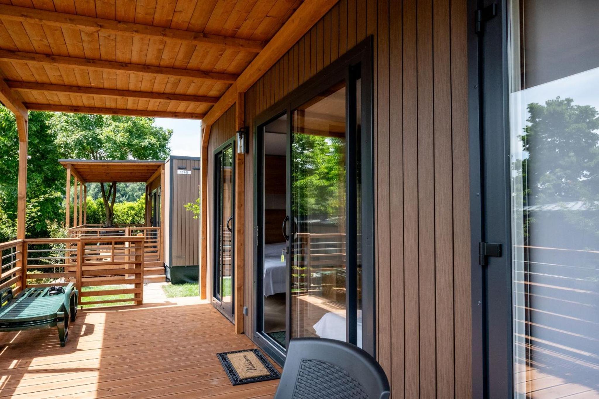 Large Deluxe Bungalow with Kitchen and Patio photo 1