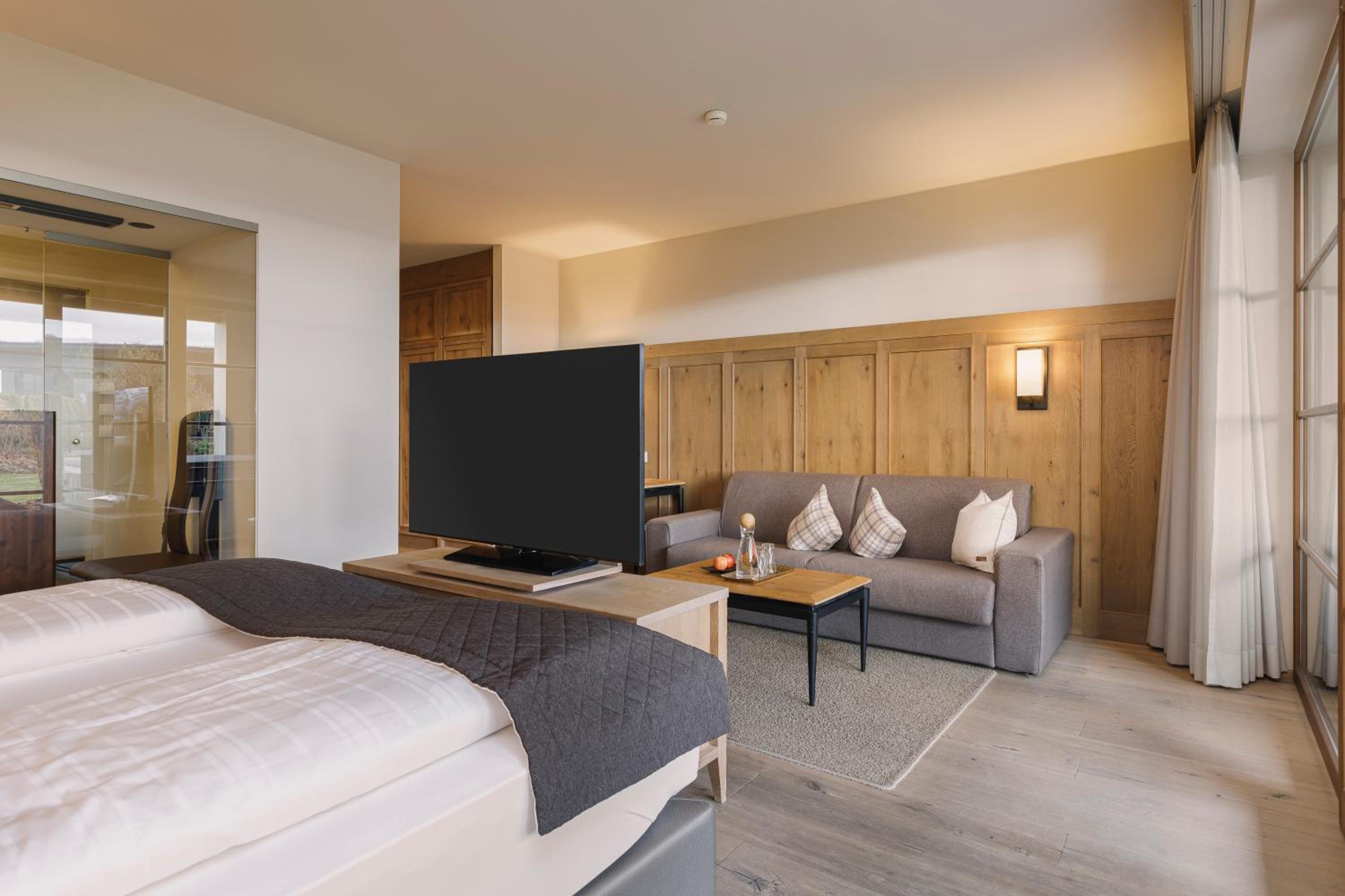 Double Room with Spa Bath photo 3