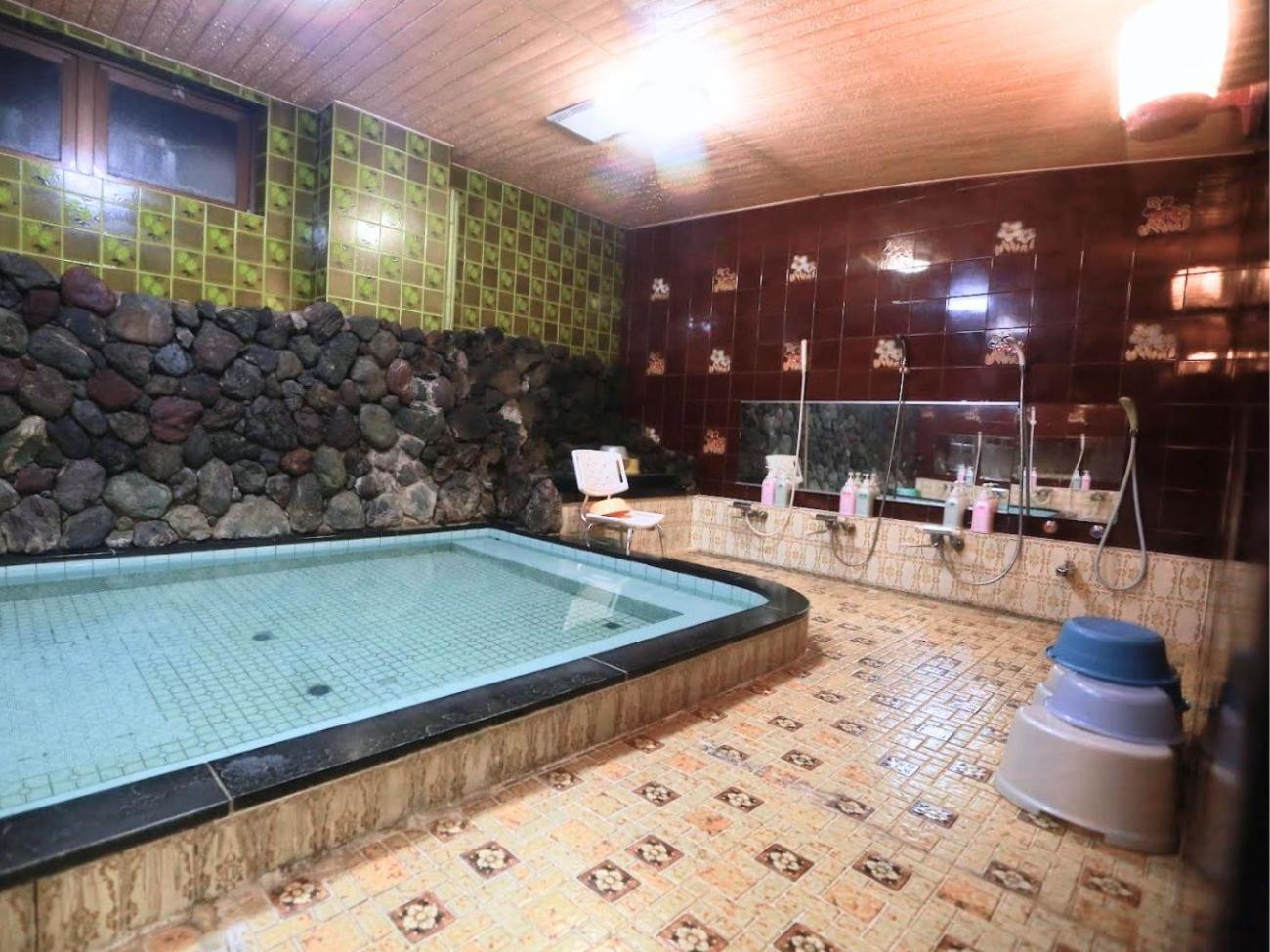 Standard Twin Room with Shared Bathroom thumbnail 6