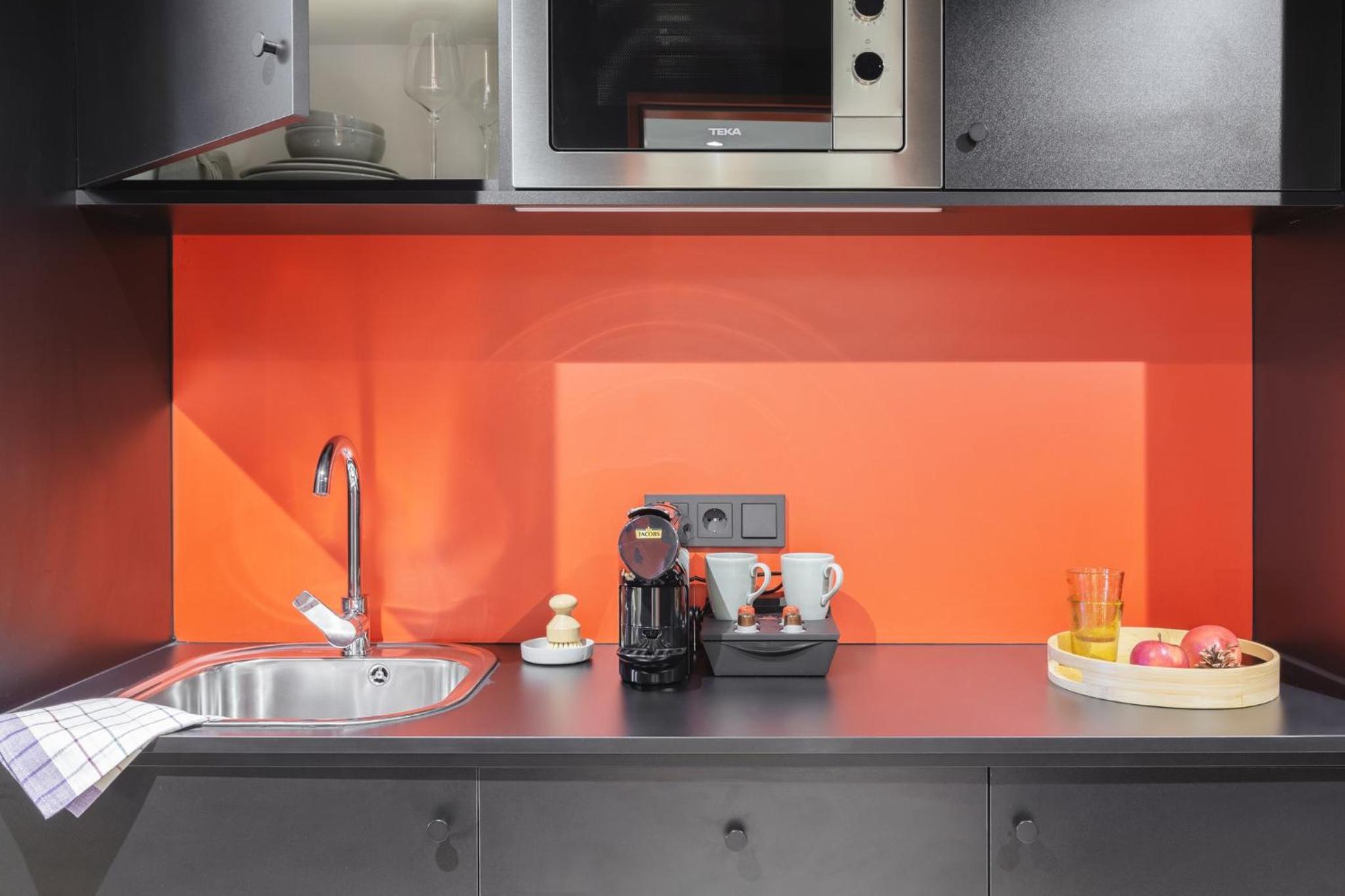 Premium Queen Room with Kitchenette thumbnail 6