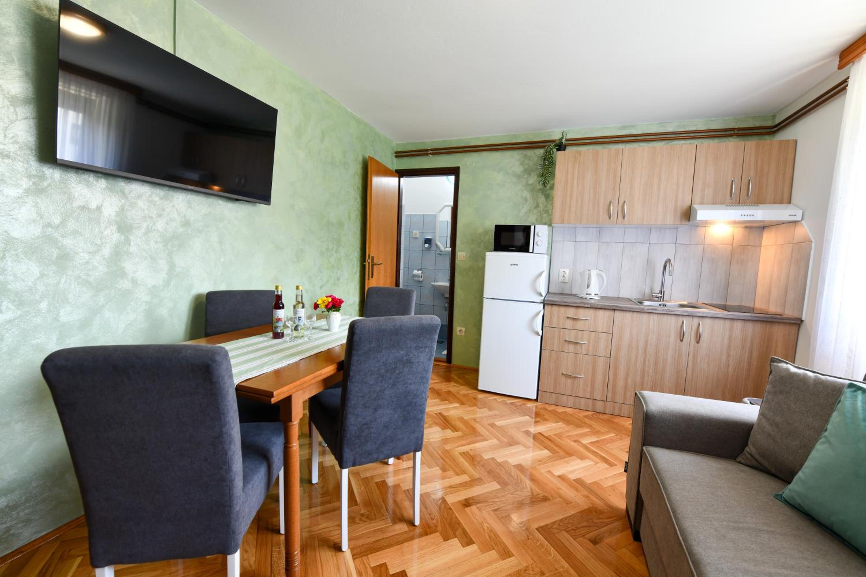 One-Bedroom Apartment with Terrace photo 2